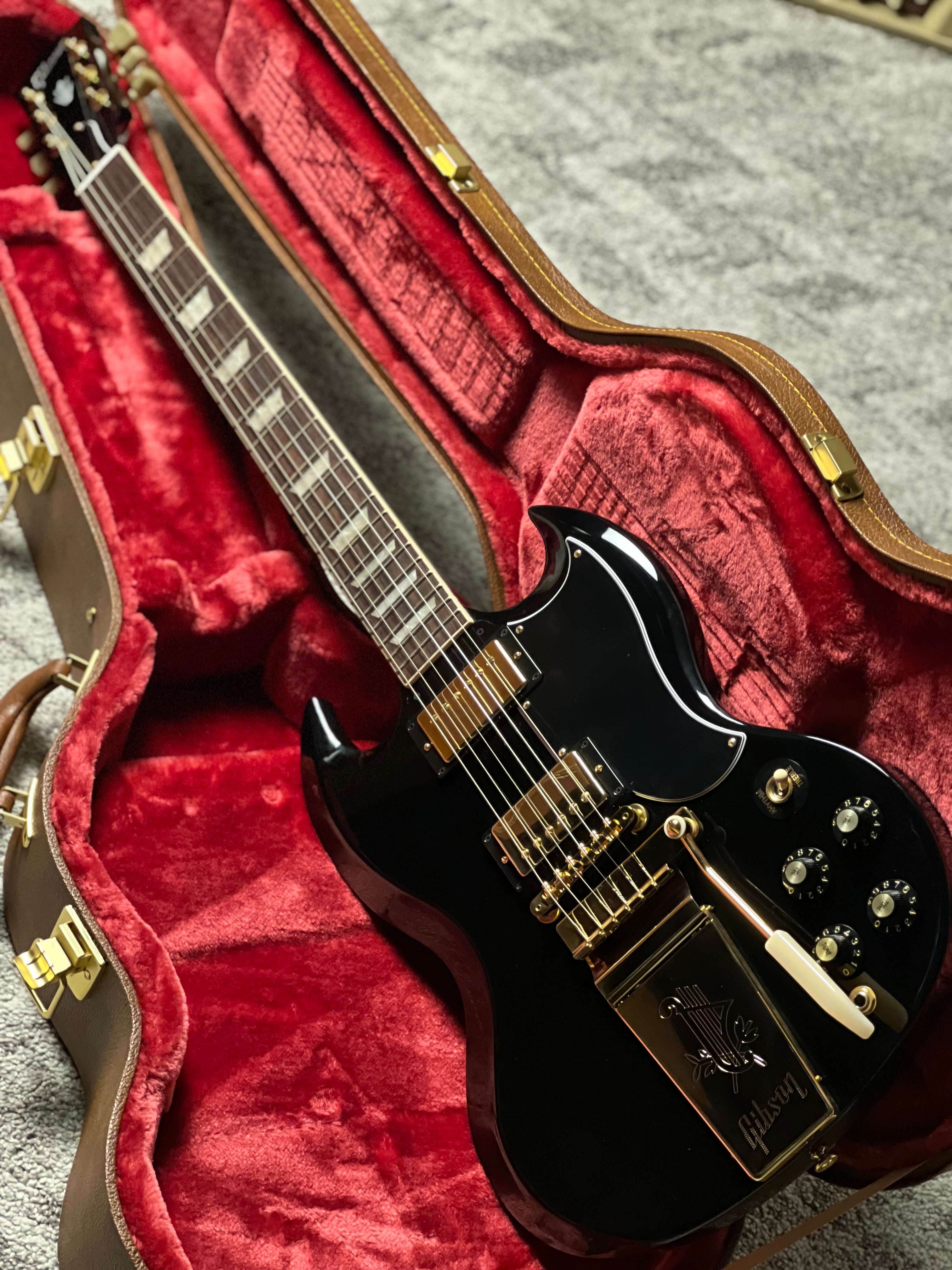 Gibson SG Standard '61 Maestro Vibrola T-Type in Ebony w/Case