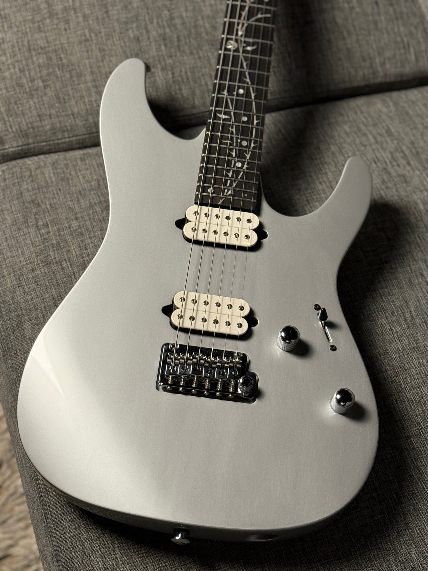 กีตาร์ไฟฟ้า Ibanez TOD10 Tim Henson Signature สีเงินคลาสสิก