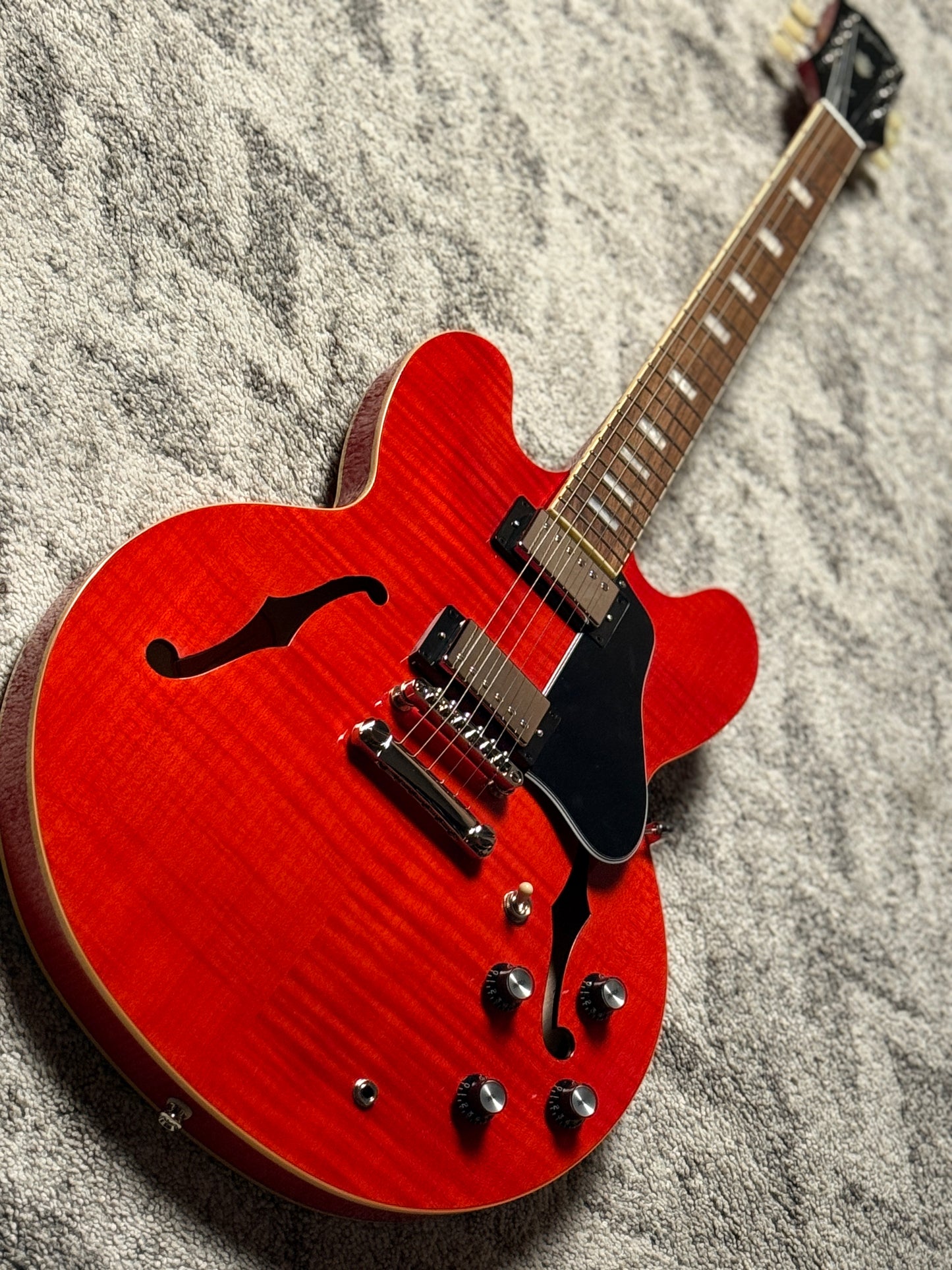 Epiphone ES-335 Figured Semi-Hollow in Sixties Cherry
