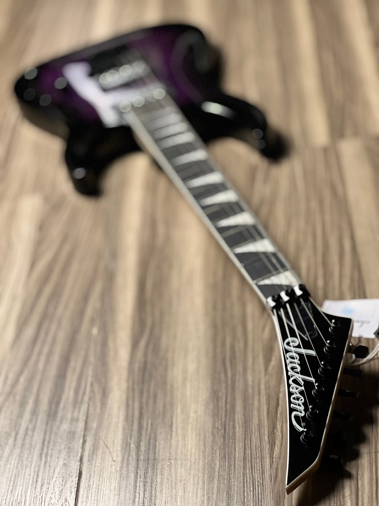 Jackson JS Series Dinky Arch Top JS32Q DKA with Amaranth FB in Transparent Purple Burst