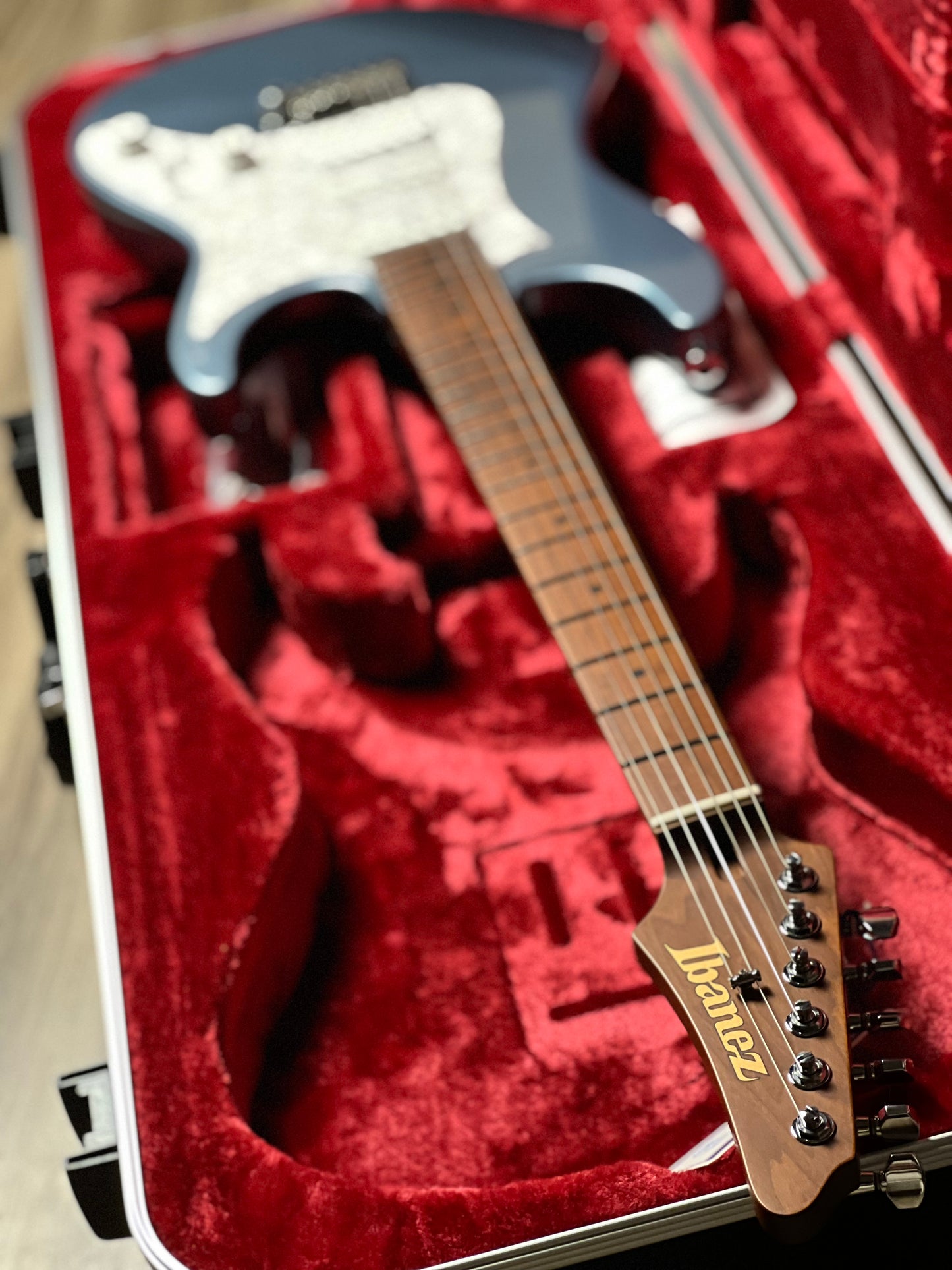 Ibanez Prestige Japan AZ2204-IBM สี Ice Blue Metallic