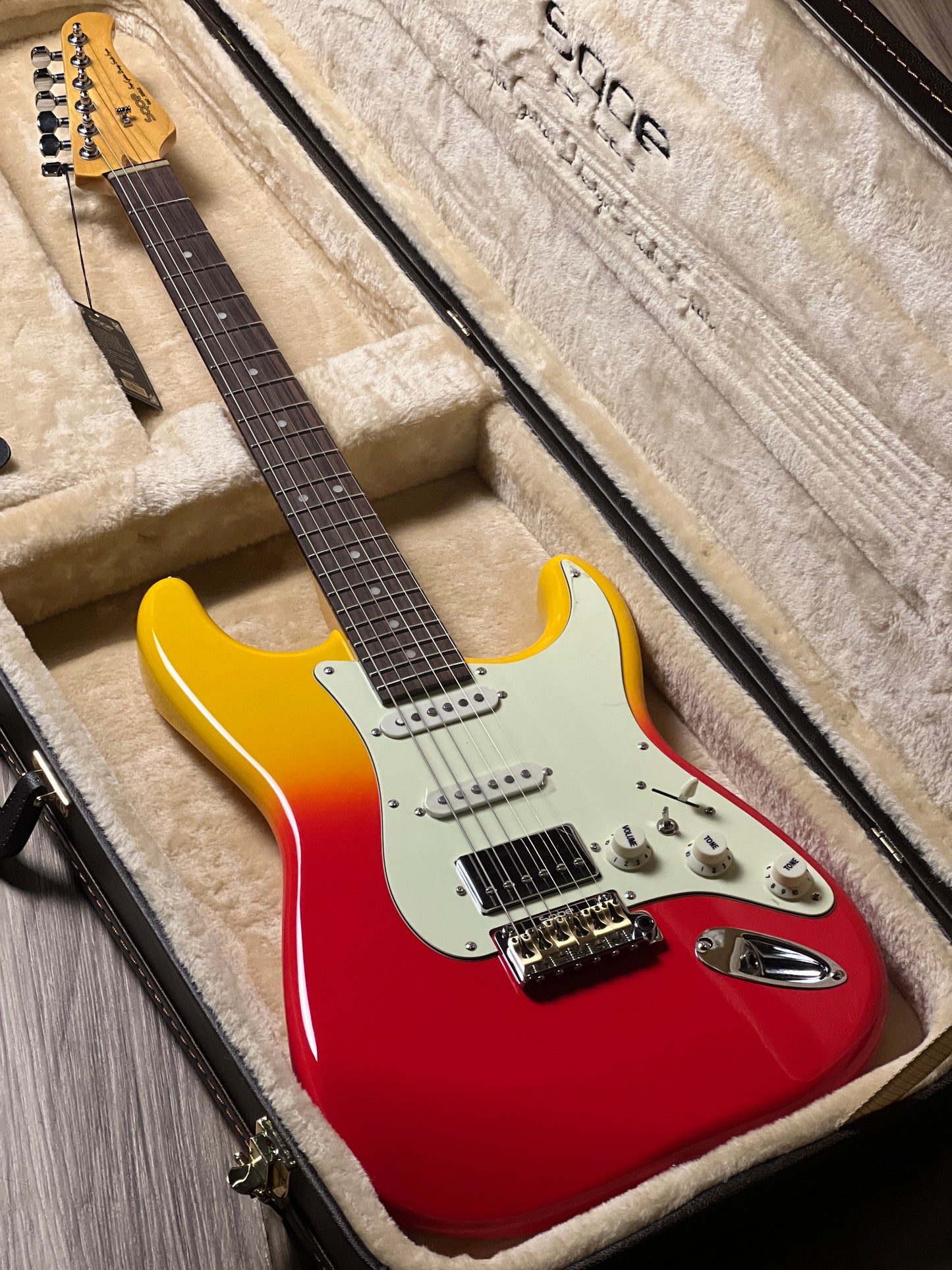 SQOE SEST1001 HSS Custom Shop Series in Tequila Sunrise Limited Edition with Hardshell Case