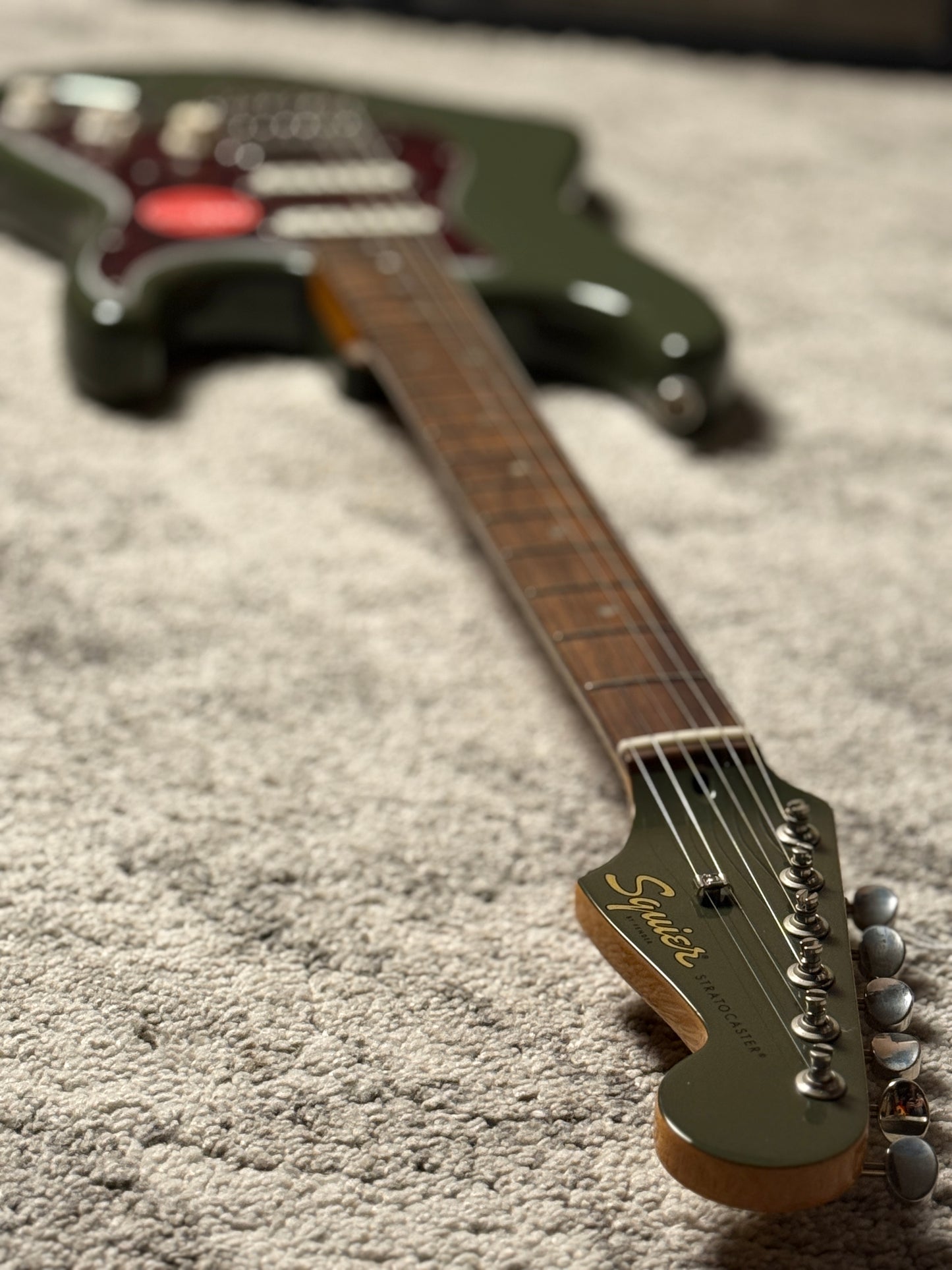 Squier FSR Classic Vibe 60s Stratocaster HSS with Laurel FB in Olive Metallic