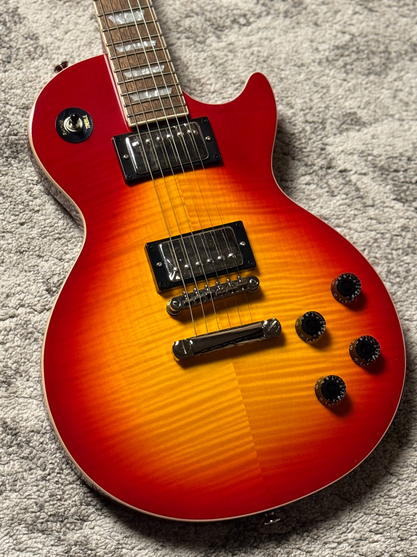 Epiphone Les Paul Tribute Plus in Heritage Cherry Sunburst