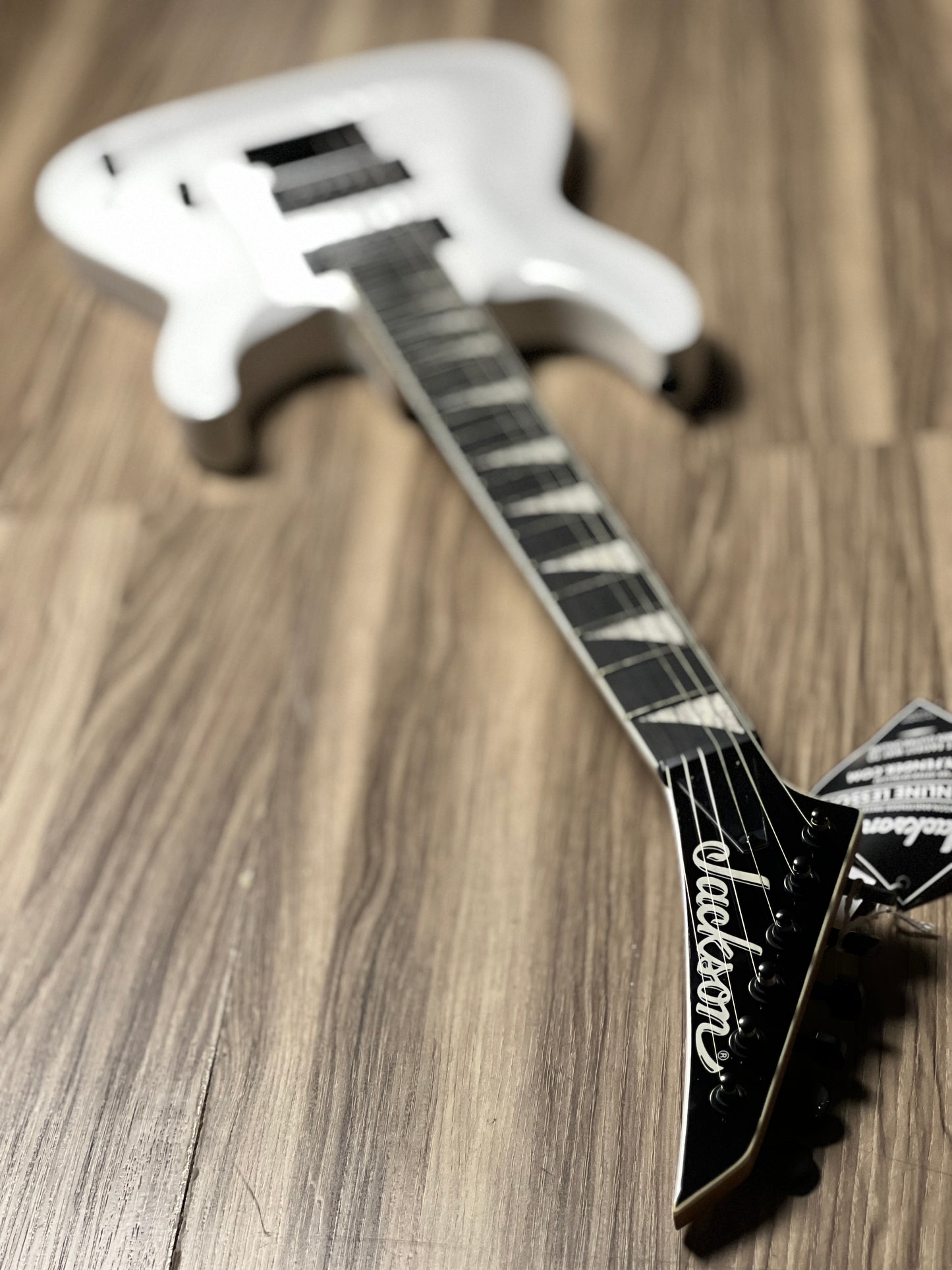 Jackson JS Series Dinky Arch Top JS22 DKA with Amaranth FB in Snow White