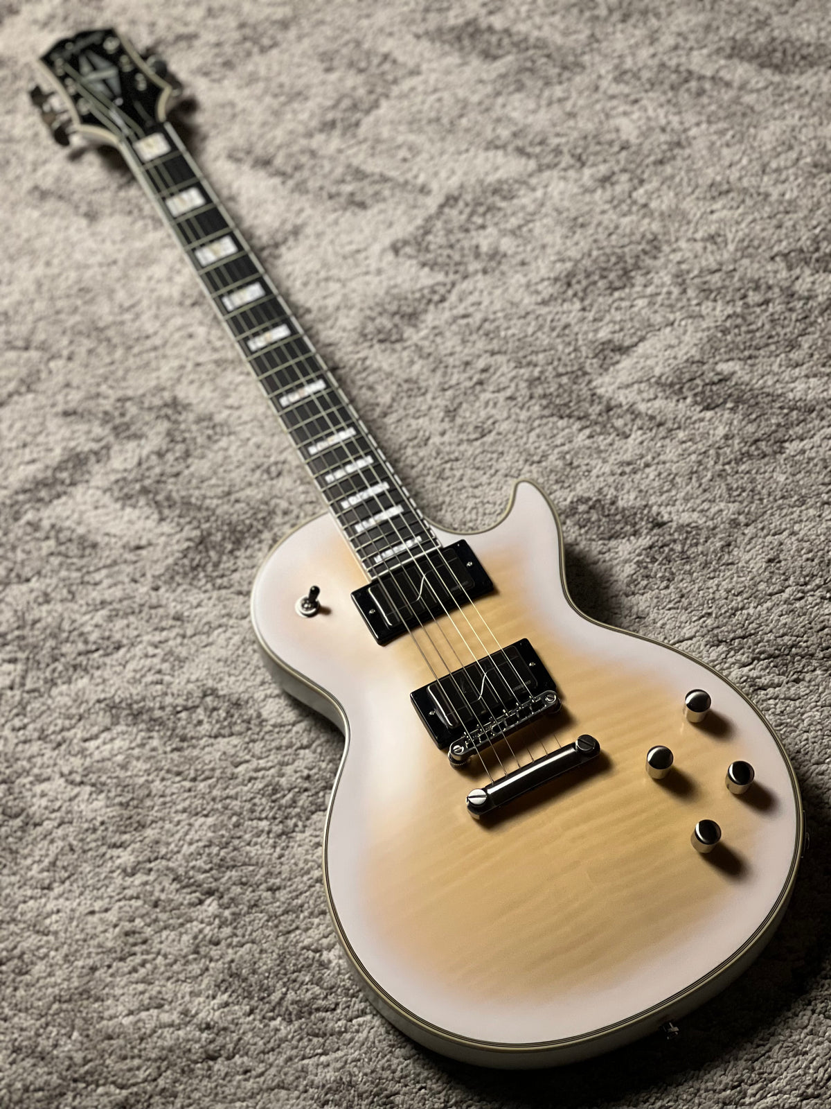 Epiphone Les Paul Prophecy Inspired by Gibson in Aged White Tiger