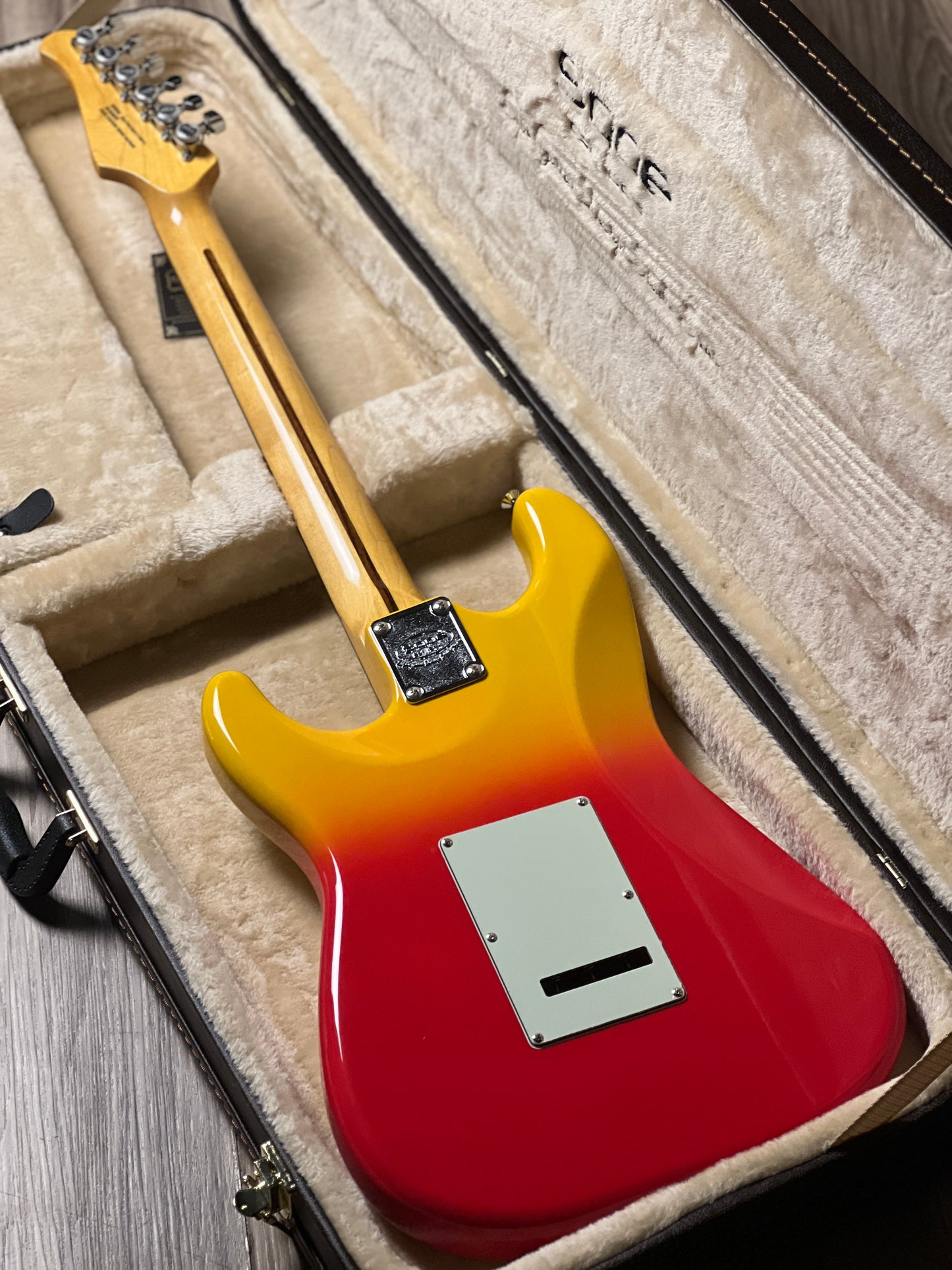 SQOE SEST1001 HSS Custom Shop Series in Tequila Sunrise Limited Edition with Hardshell Case