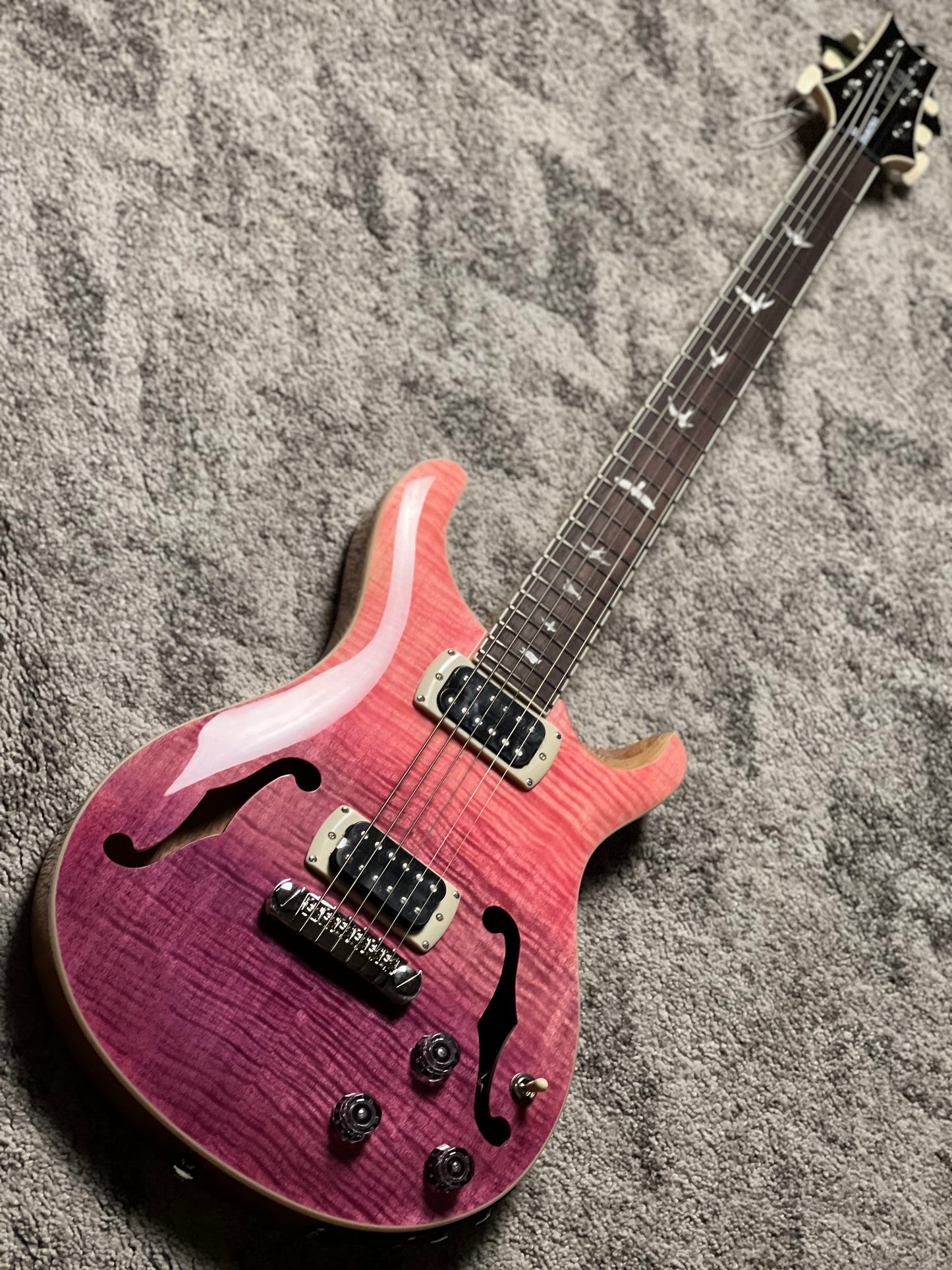 PRS SE Ed Sheeran Flat Back Hollowbody I Baritone Piezo in Pink Ombre