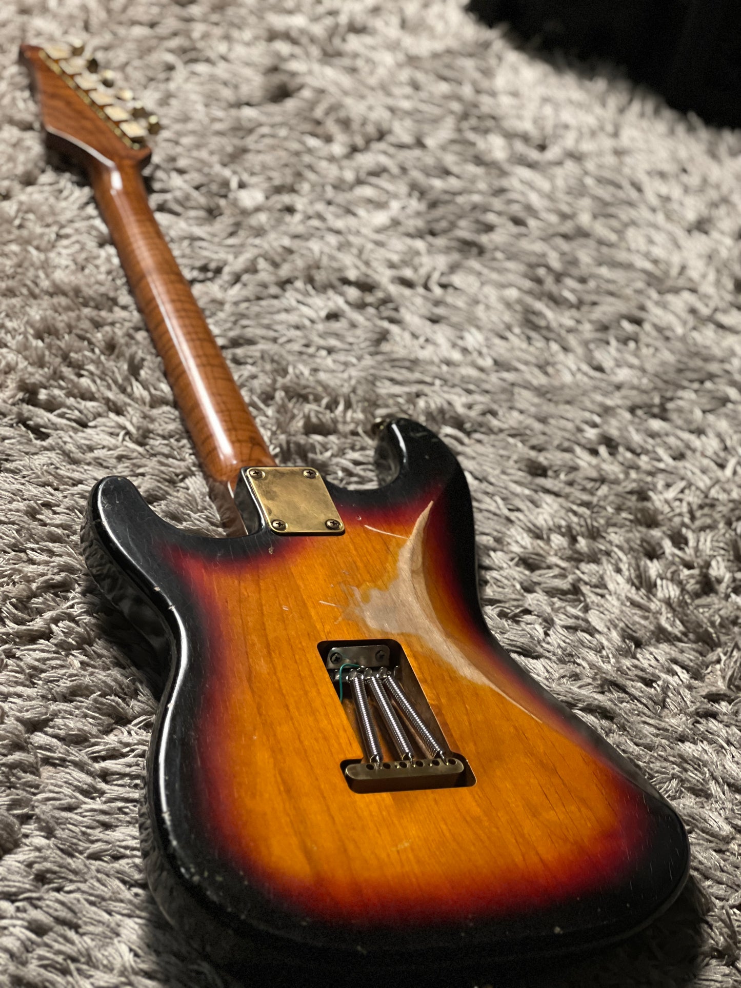 SLX Hawk Antique in 3-Tone Sunburst with Gold Hardware Nitrocellulose Lacquer