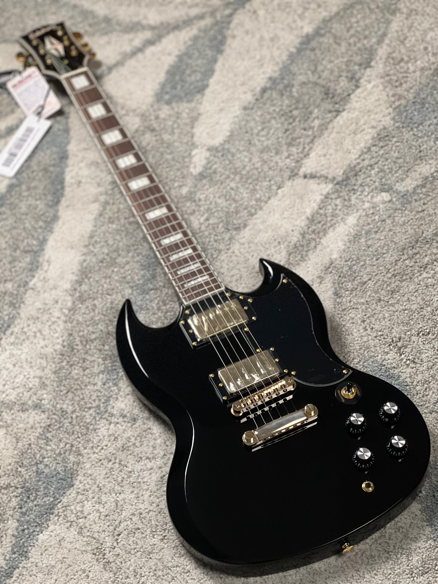 Soloking SG60 ในเชอร์รี่แดงใส 