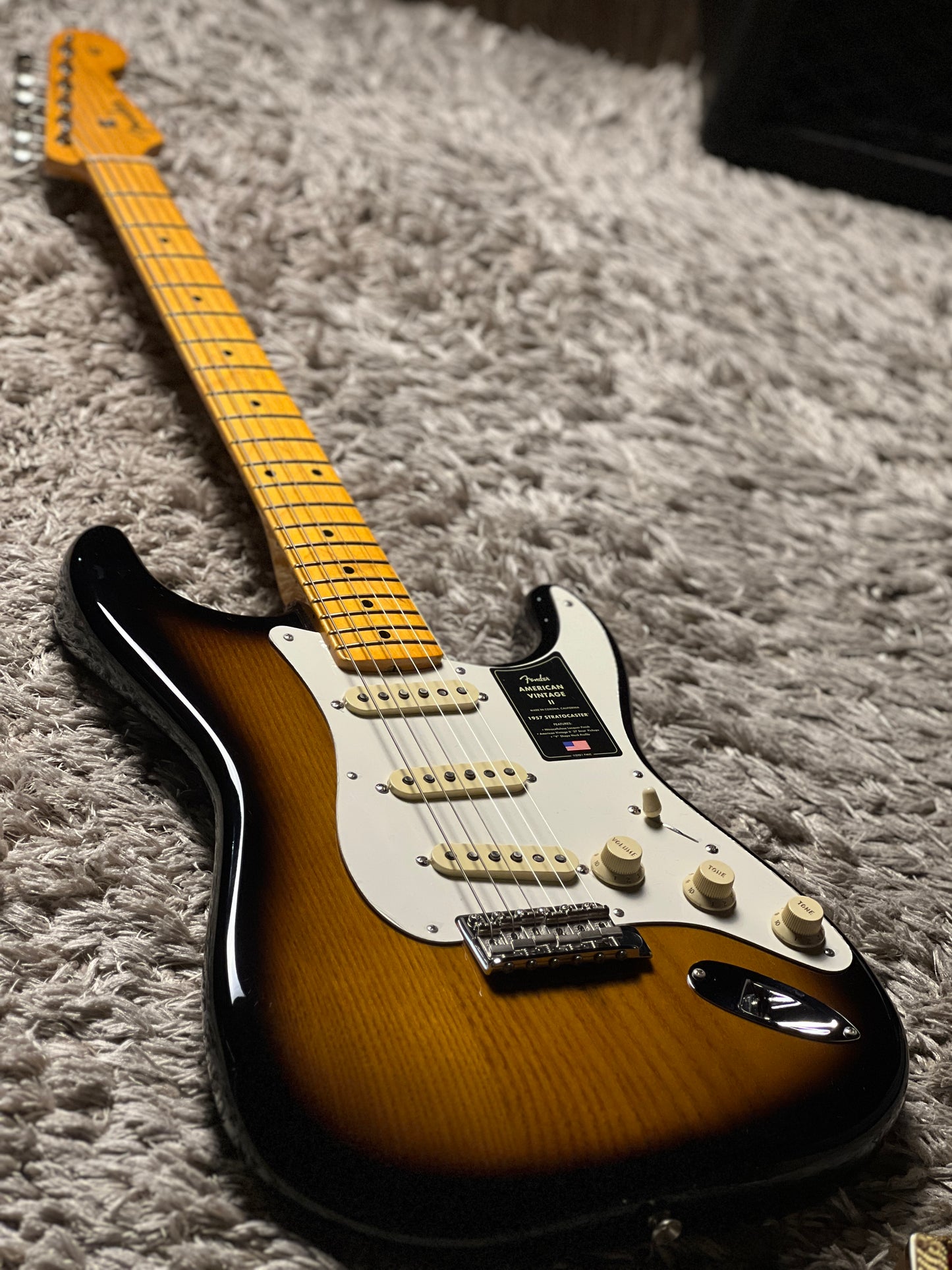 Fender American Vintage II 57 Stratocaster พร้อม Maple FB สี 2-Tone Sunburst