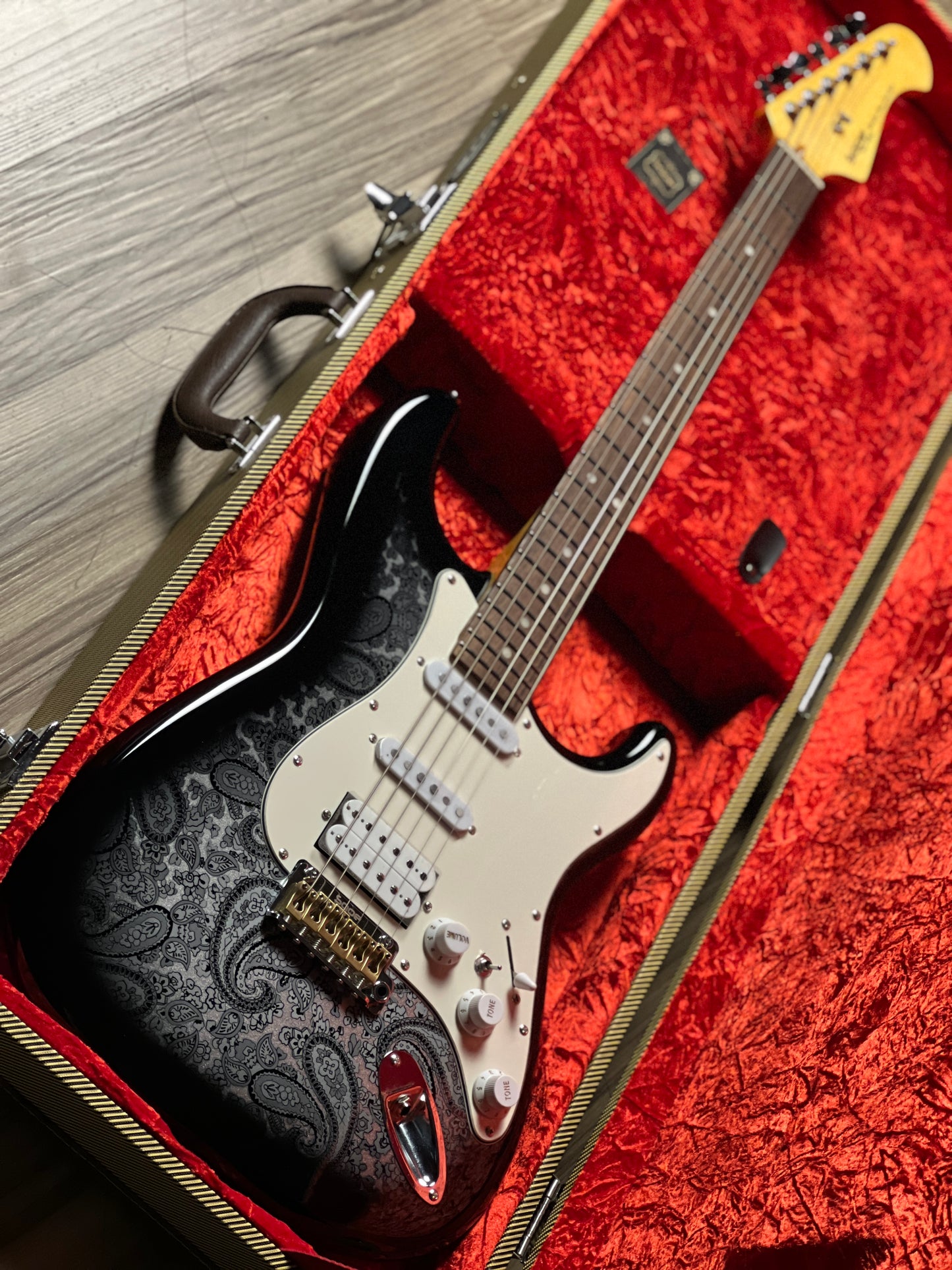 SQOE SEST1100 HSS Custom Shop Series in Black Paisley Limited Edition with Hardshell Case