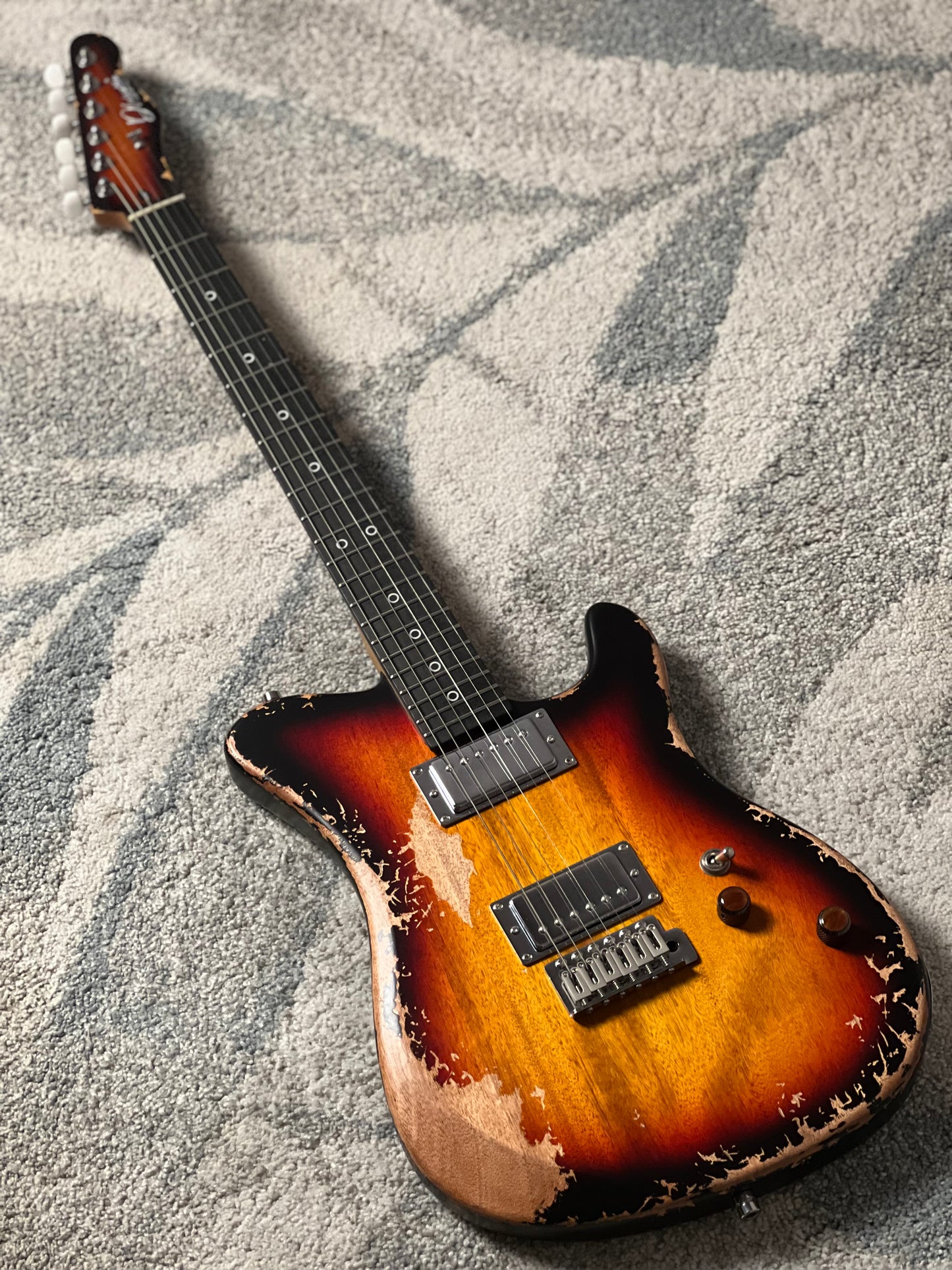 Dhatarattha Performance DTL HH in 3-Tone Sunburst Relic with RW FB