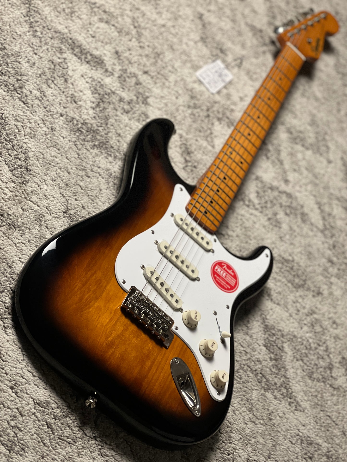 Squier Classic Vibe 50s Stratocaster พร้อม Maple FB ใน 2-Tone Sunburst 