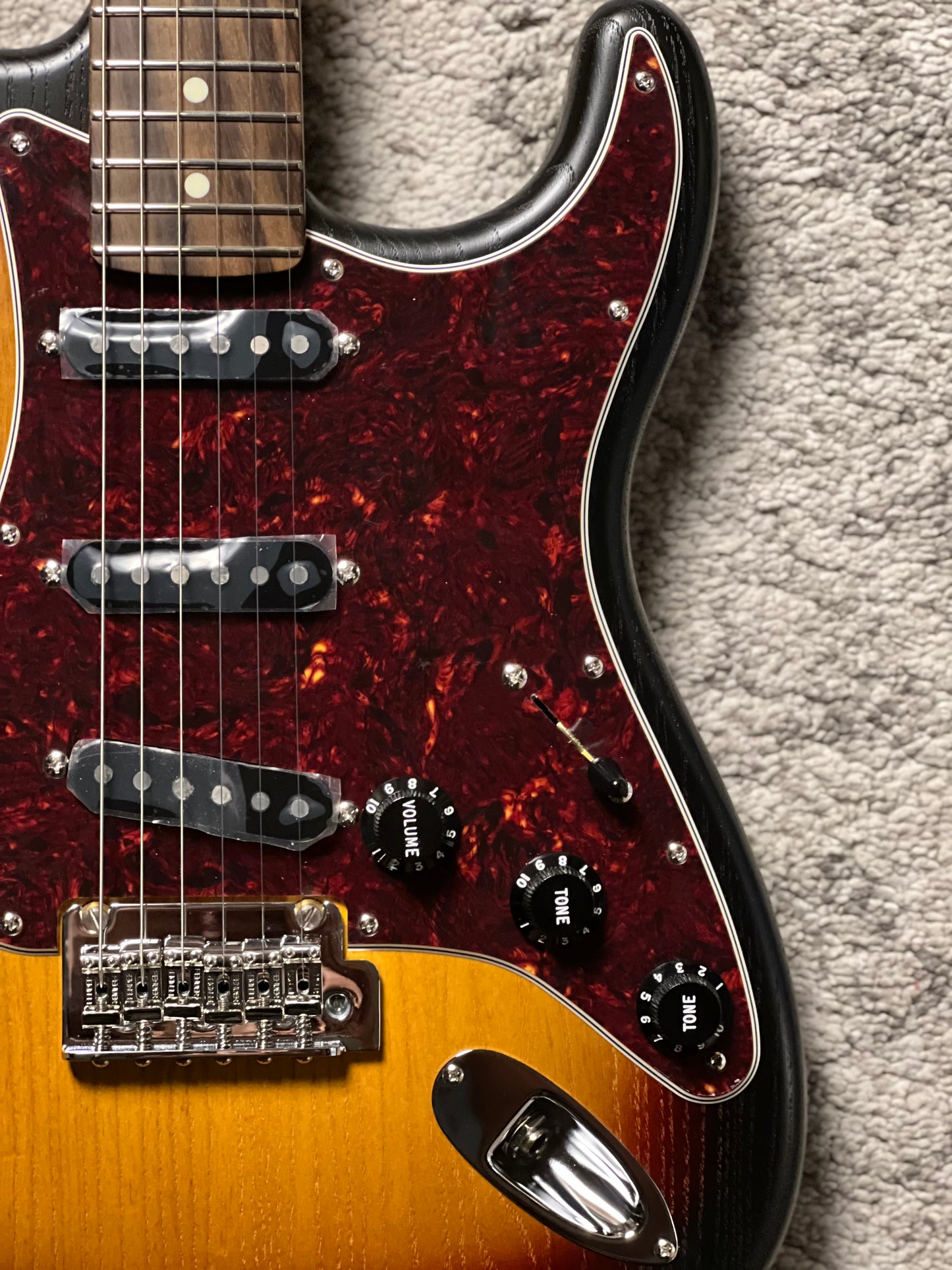 Fender MIJ Limited Stratocaster with RW FB in Raw Ash 3-Color Sunburst JD25011586
