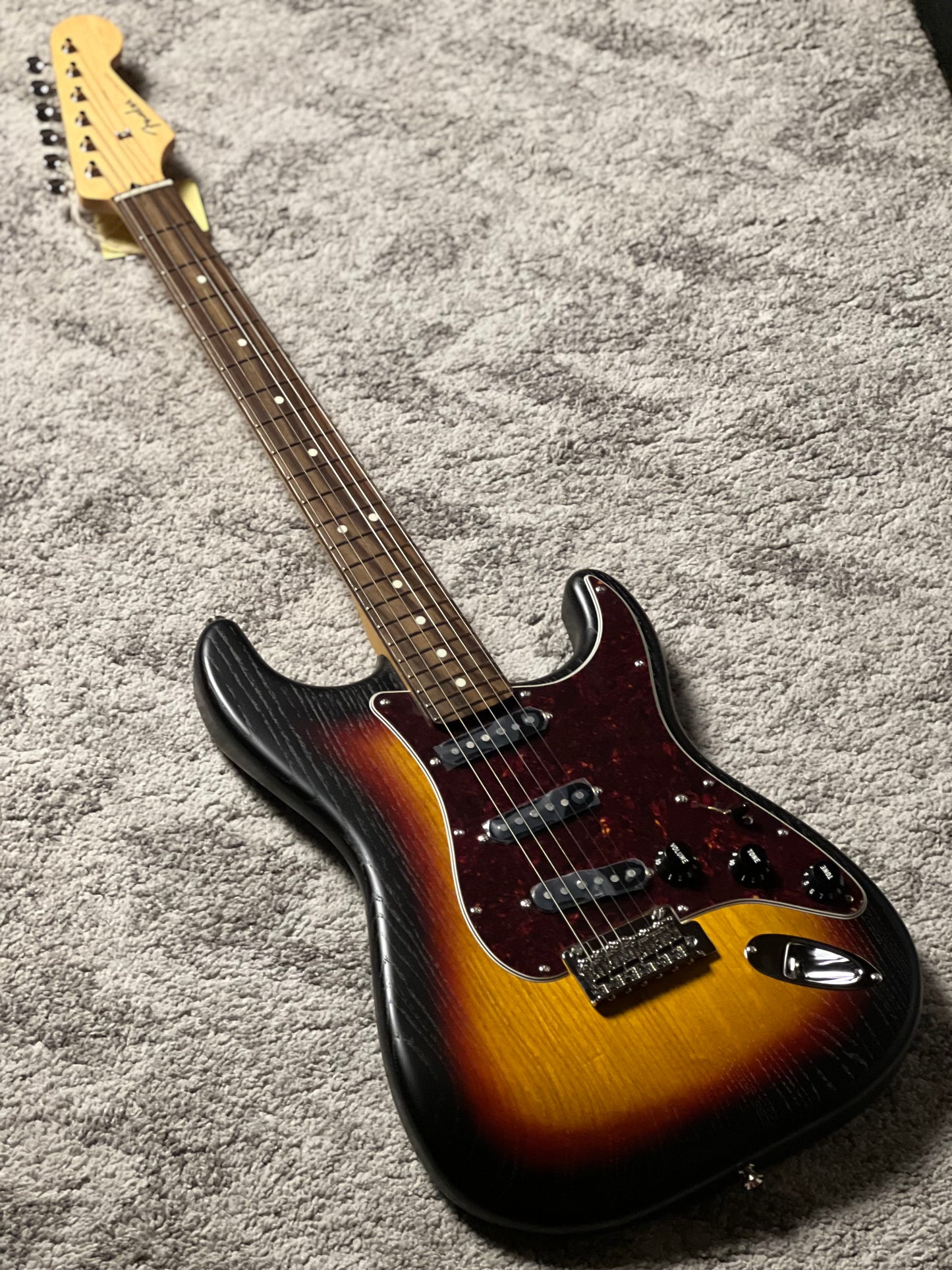 Fender MIJ Limited Stratocaster with RW FB in Raw Ash 3-Color Sunburst JD25011586
