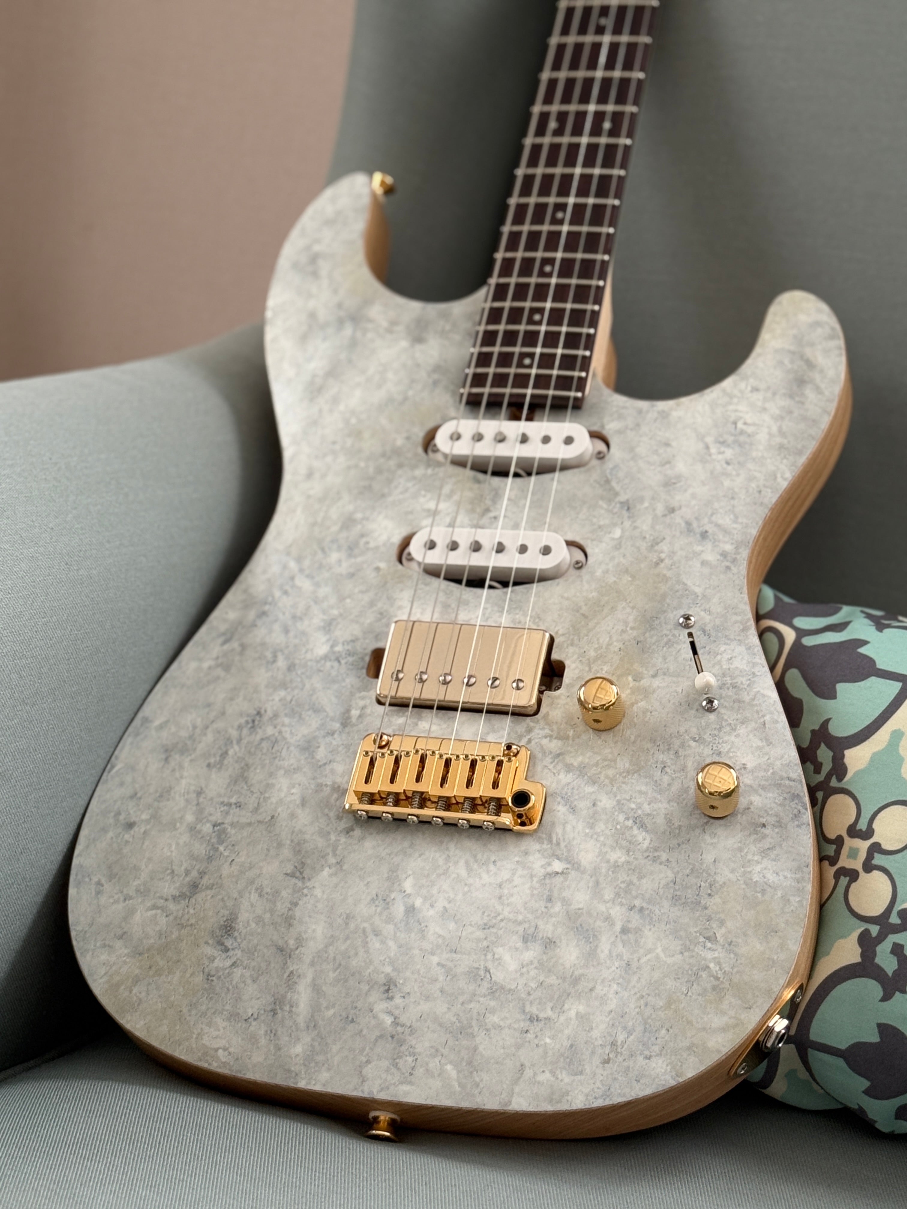 Saito S-622 SSH with Rosewood and Gold Hardware in White Granite
