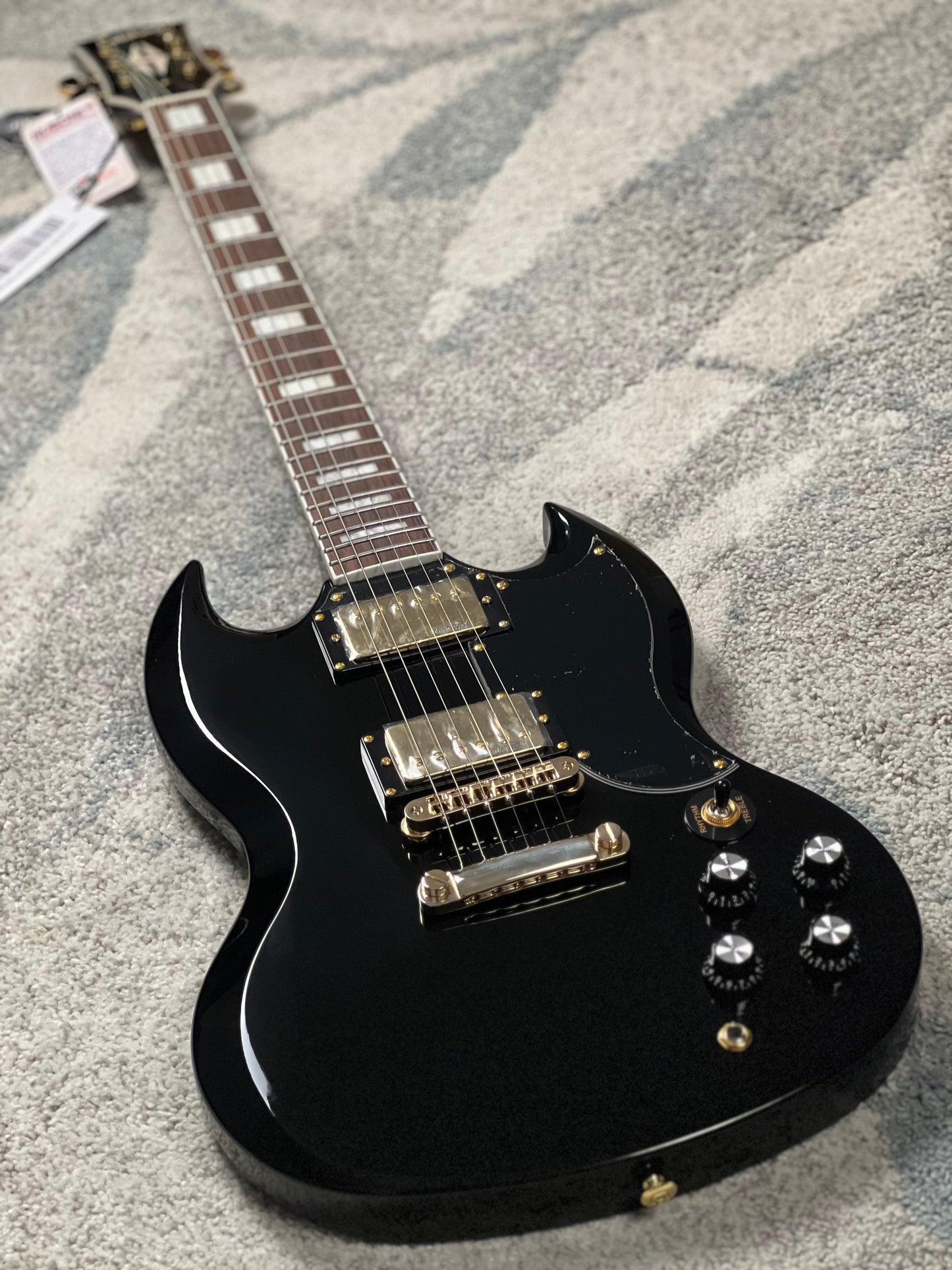 Soloking SG60 ในเชอร์รี่แดงใส 