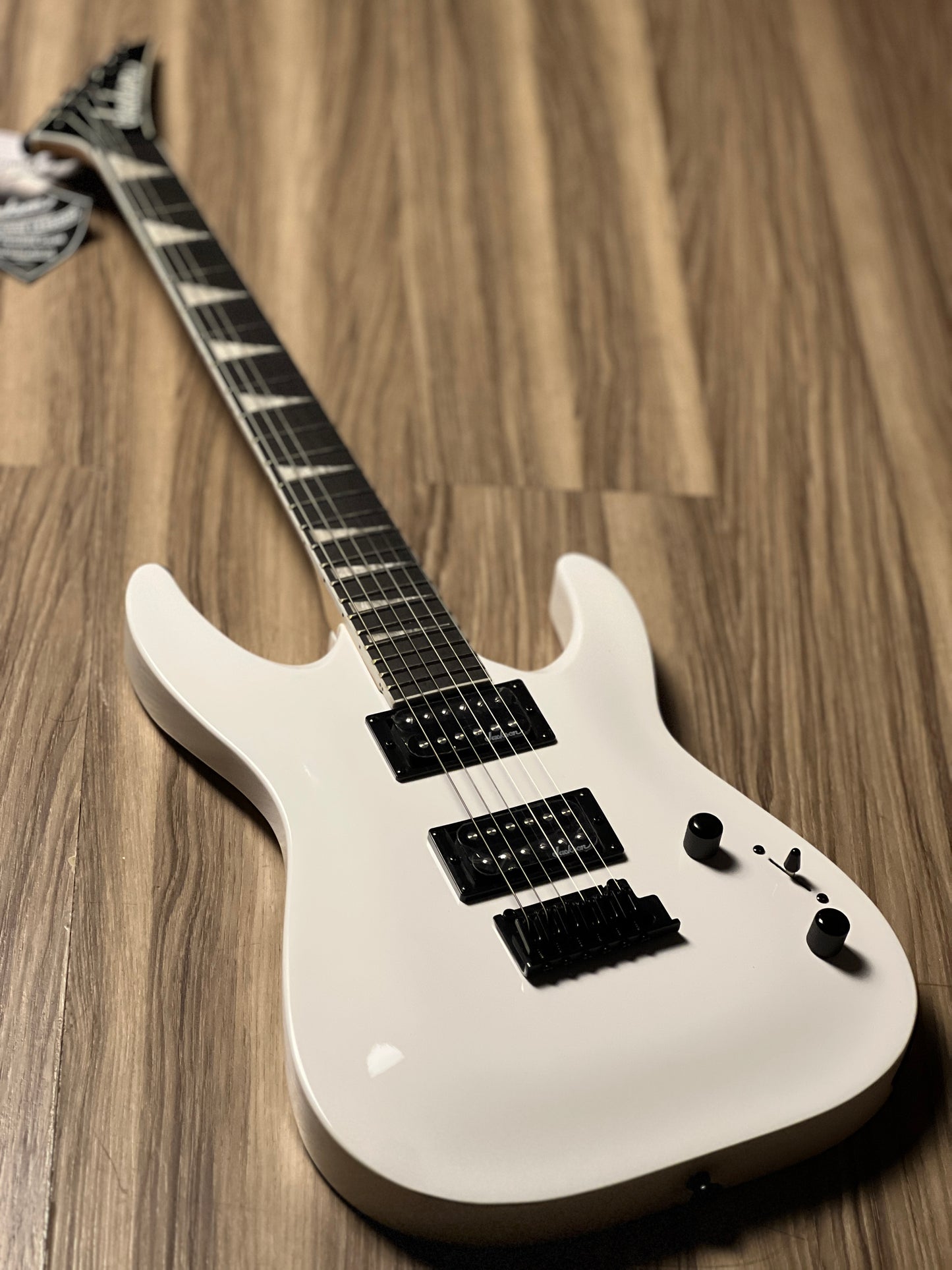 Jackson JS Series Dinky Arch Top JS22 DKA with Amaranth FB in Snow White