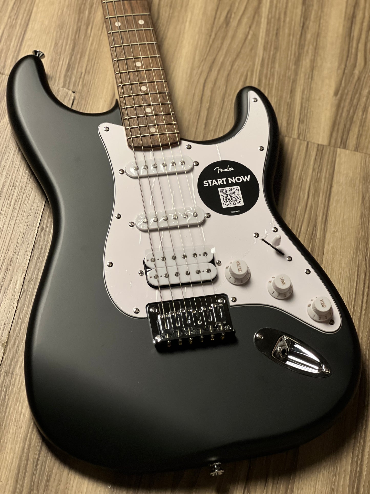 Squier Debut Series Stratocaster HT HSS with Laurel FB in Black