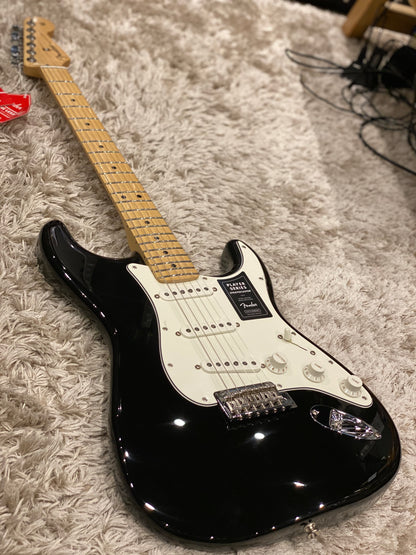 Fender Player Series Stratocaster Maple Neck in Black