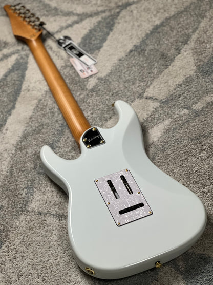 Soloking MS-11 Classic MKII ใน Olympic White พร้อมฮาร์ดแวร์สีทองและ Roasted Maple FB