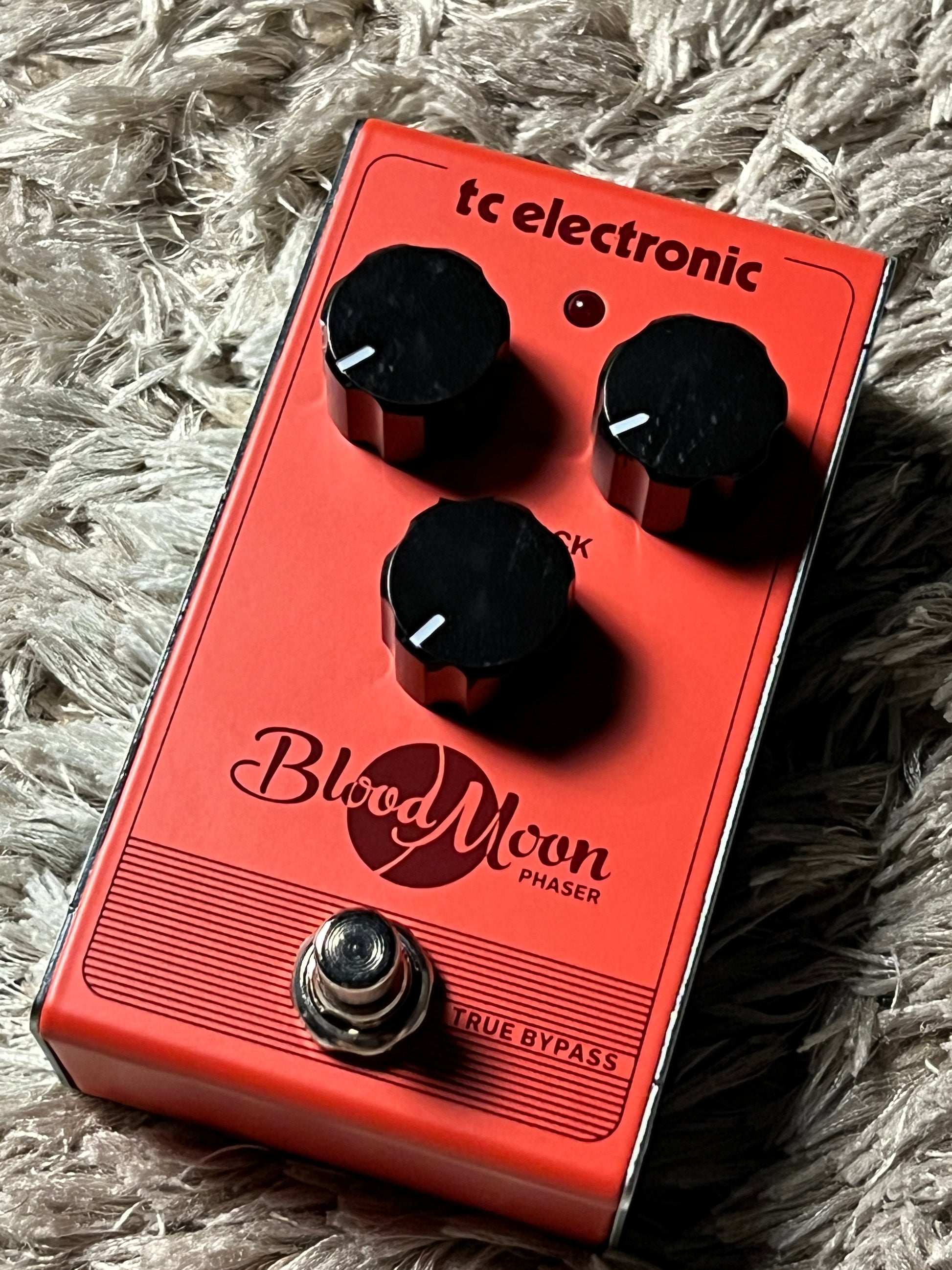 bloodmoon pedal TC Electronic Blood Moon Phaser Pedal – nafiriguitar.com