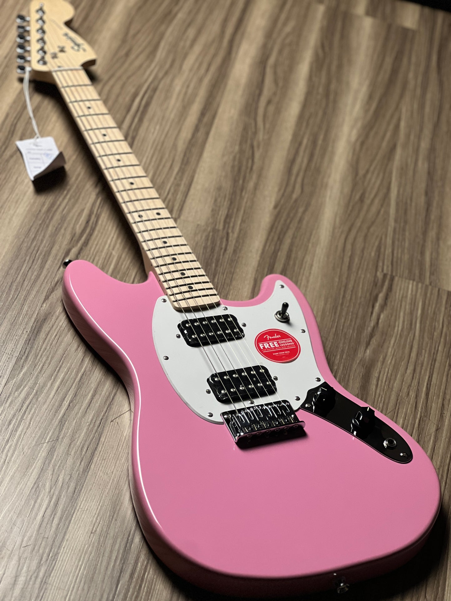 Squier Sonic Mustang HH w/White Pickguard with Maple FB in Flash Pink