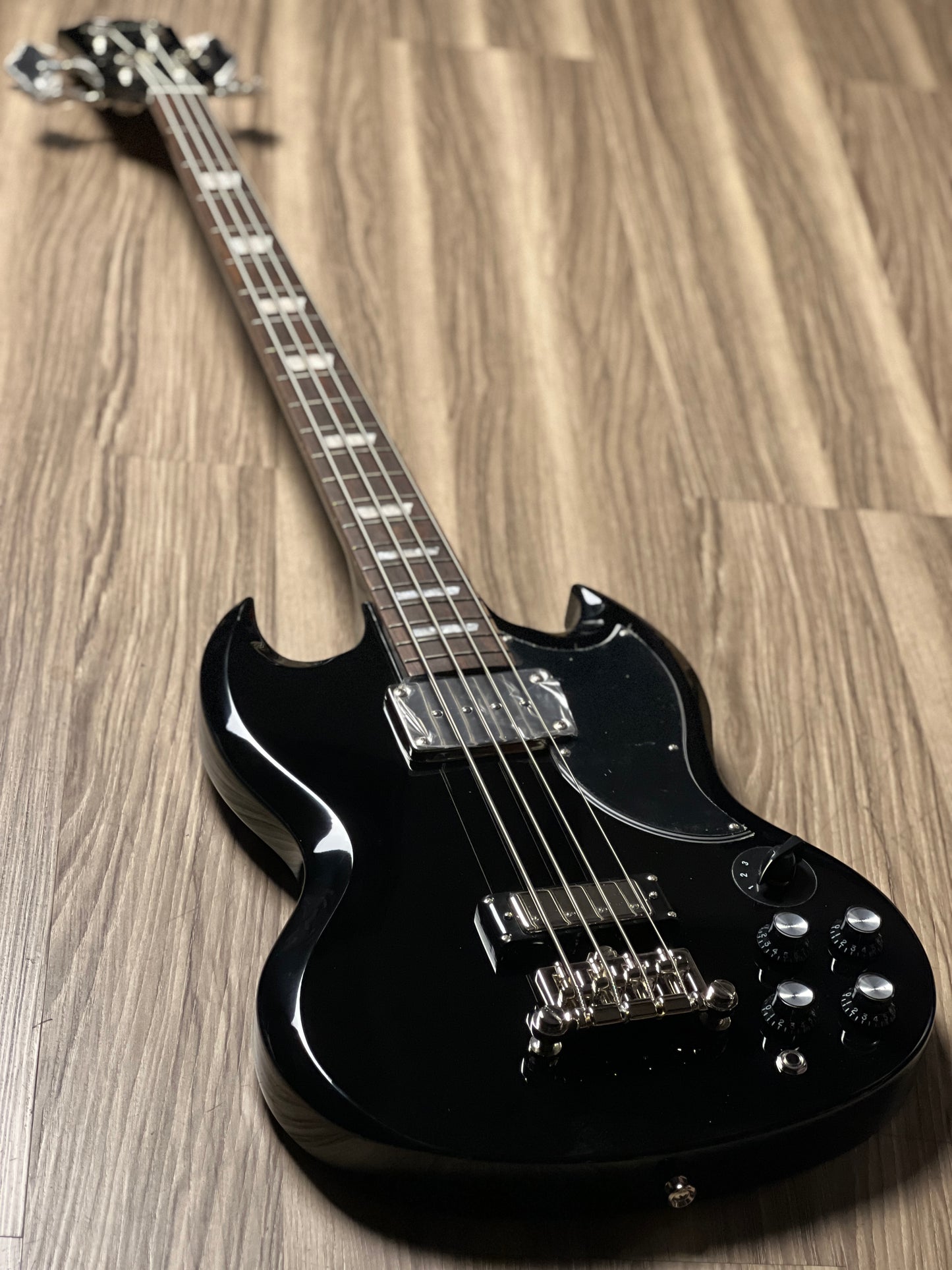 Epiphone EB-3 Bass with 2-Pickup in Ebony