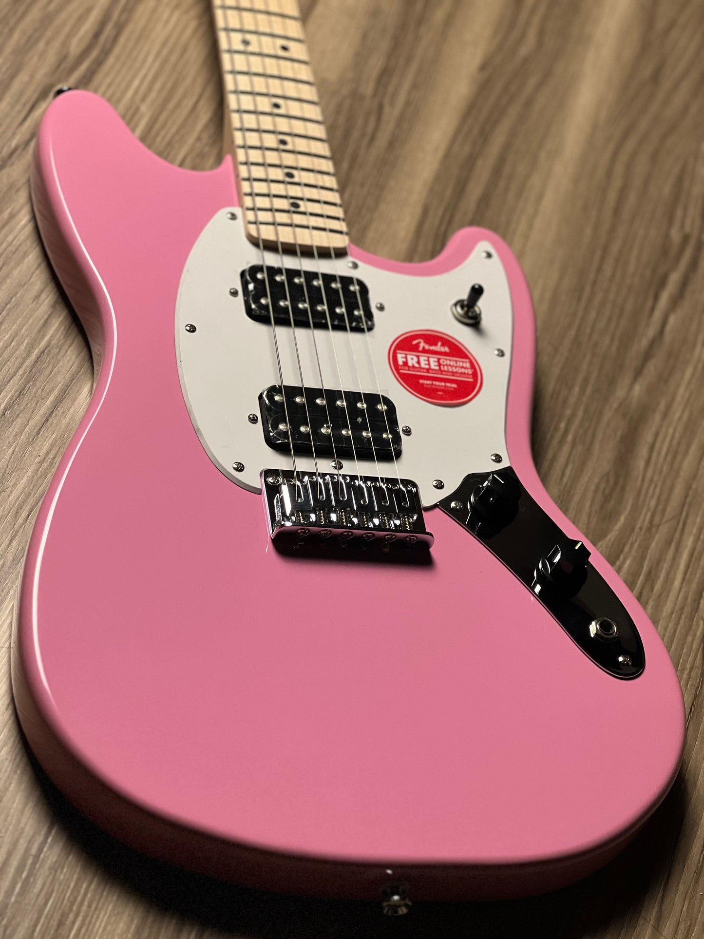 Squier Sonic Mustang HH w/White Pickguard with Maple FB in Flash Pink