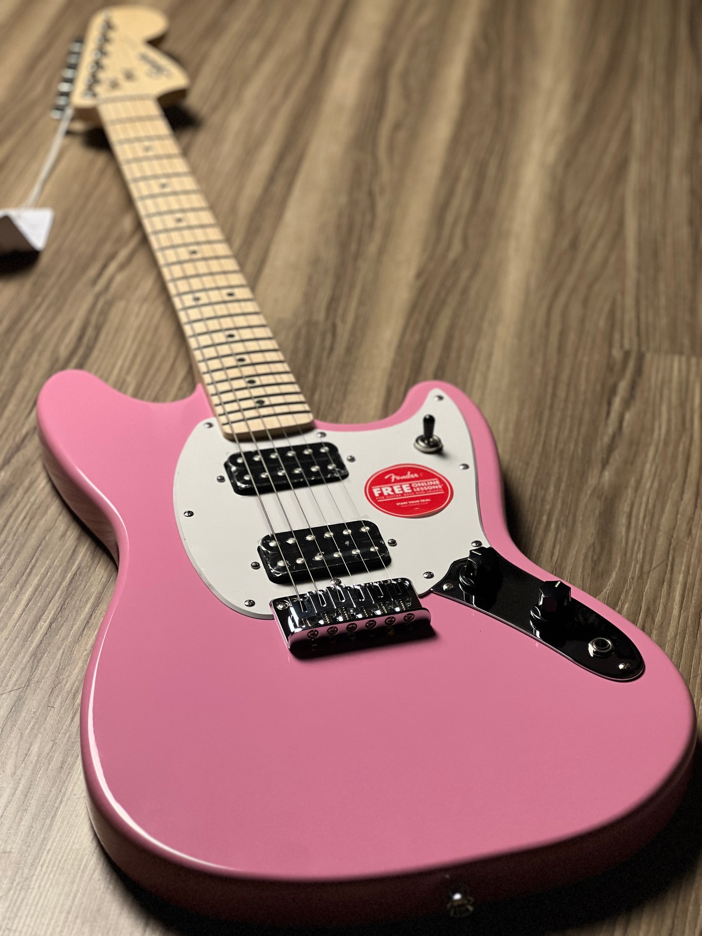 Squier Sonic Mustang HH w/White Pickguard with Maple FB in Flash Pink