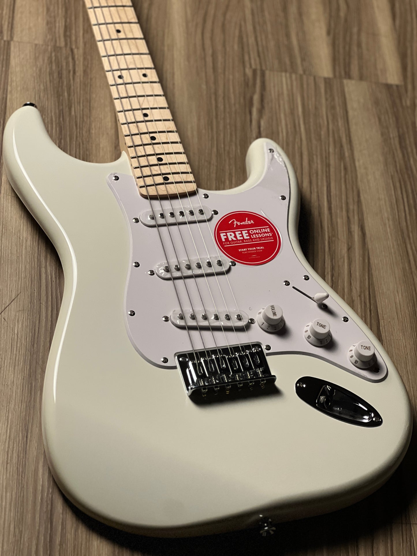 Squier Sonic Stratocaster HT with White Pickguard and Maple FB in Arctic White