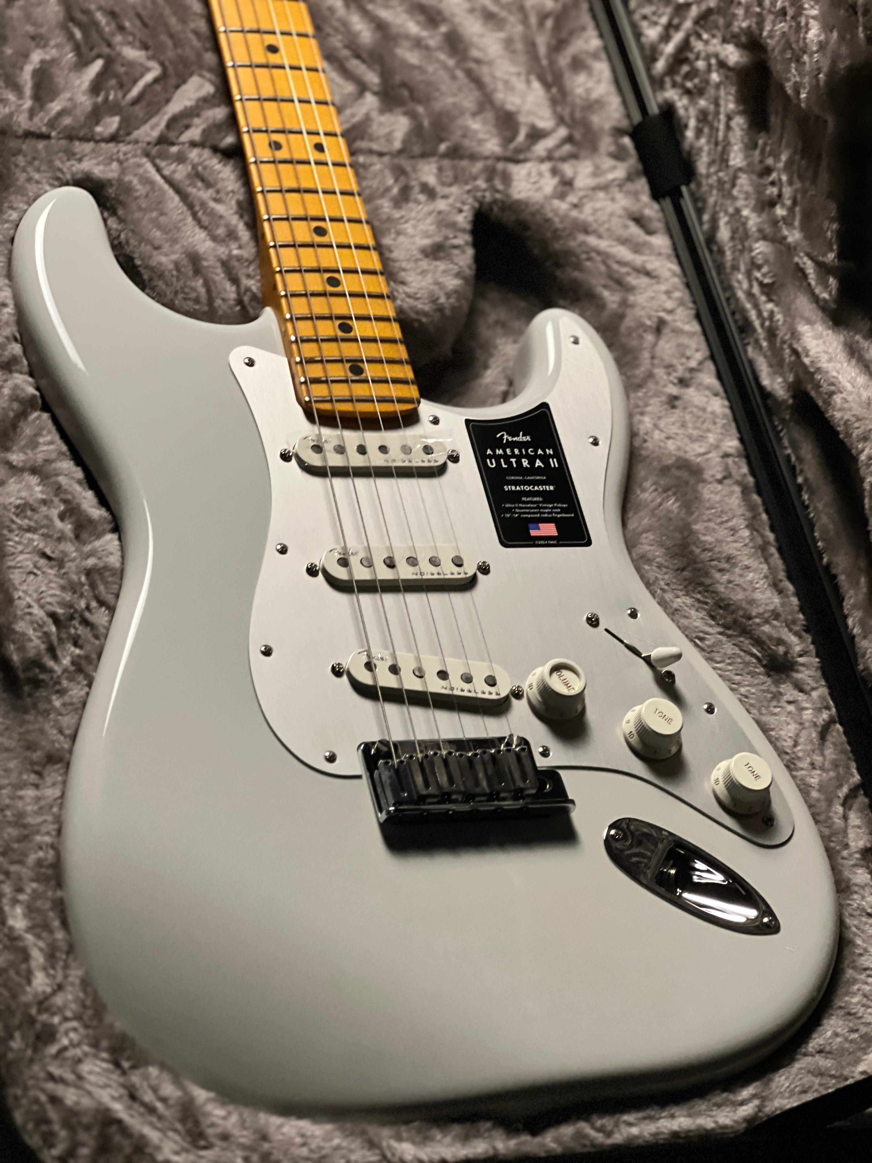 Fender American Ultra II Stratocaster with Maple FB in Avalanche