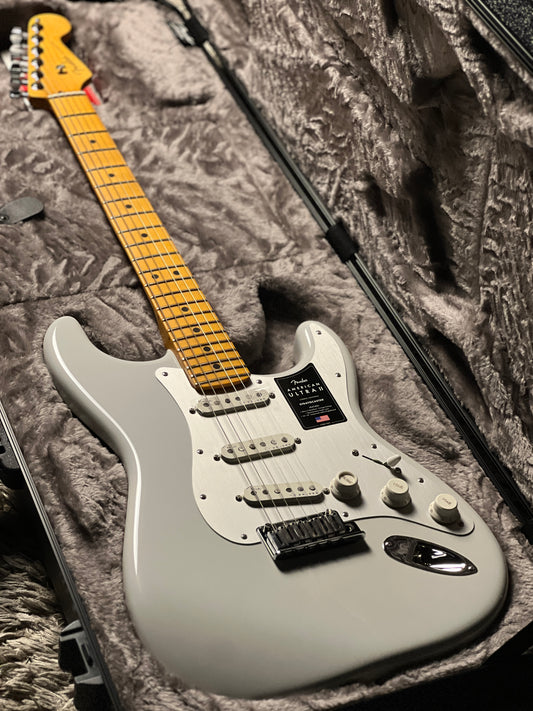 Fender American Ultra II Stratocaster with Maple FB in Avalanche US240014152