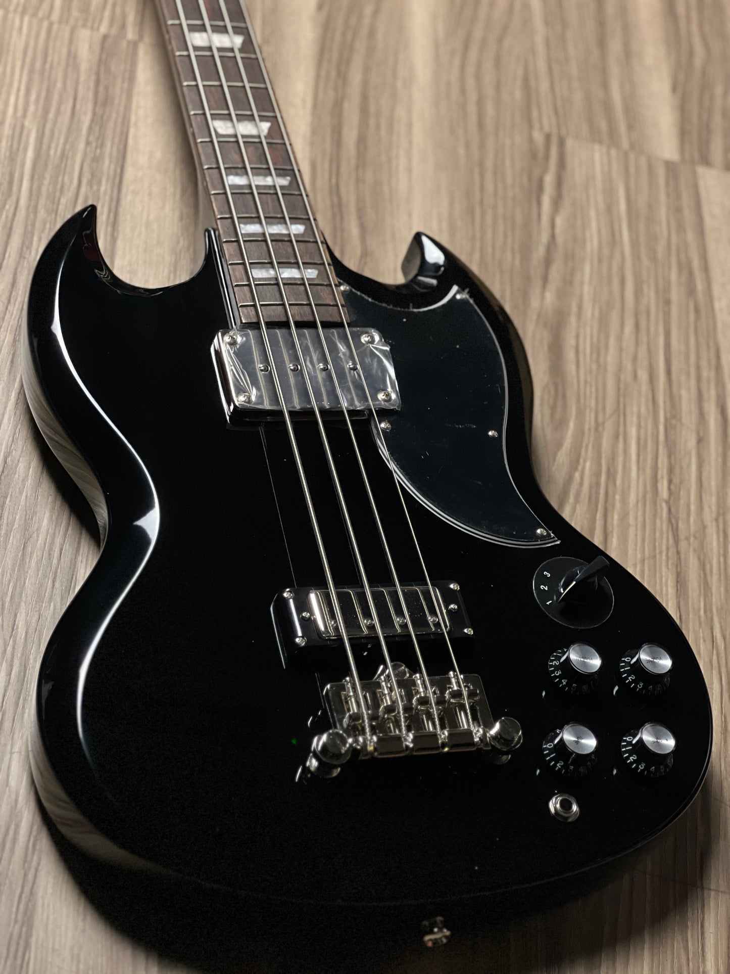 Epiphone EB-3 Bass with 2-Pickup in Ebony