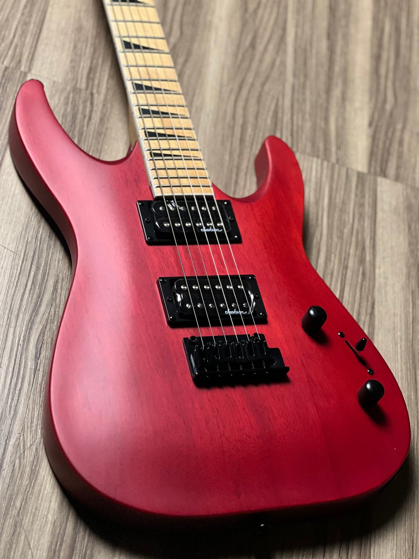 Jackson JS Series Dinky Arch Top JS24 DKAM with Caramelized Maple FB In Red Stain