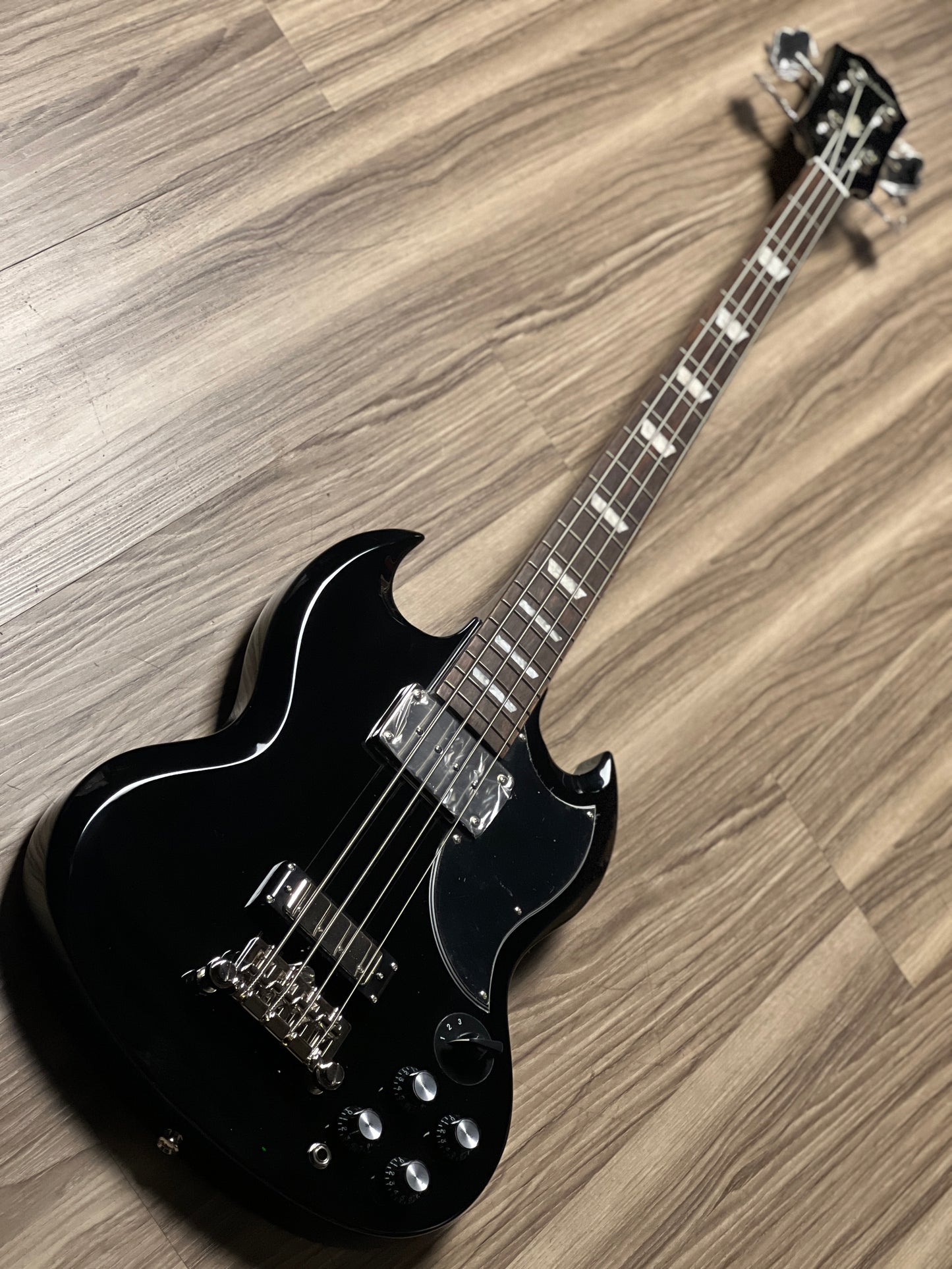 Epiphone EB-3 Bass with 2-Pickup in Ebony