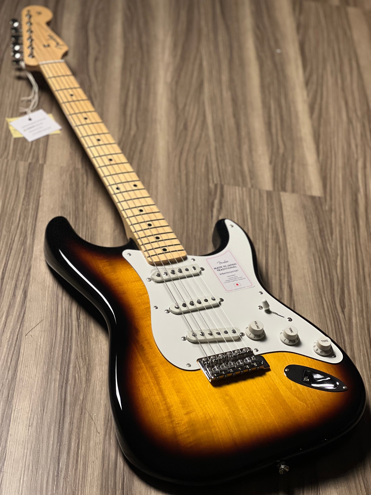 Fender Japan Traditional II 50s Stratocaster พร้อม Maple FB ใน 2 Tone Sunburst