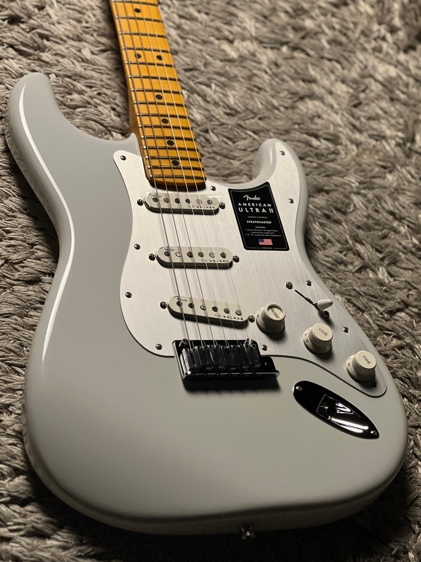 Fender American Ultra II Stratocaster with Maple FB in Avalanche US240014152