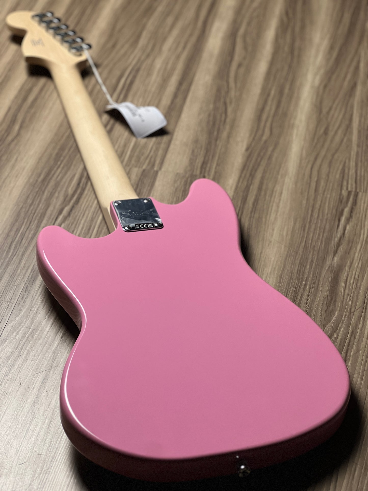 Squier Sonic Mustang HH w/White Pickguard with Maple FB in Flash Pink