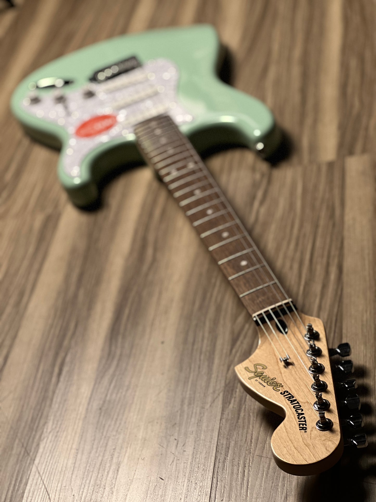 Squier FSR Affinity Series Stratocaster with White Pearloid Pickguard and Laurel FB in Surf Green