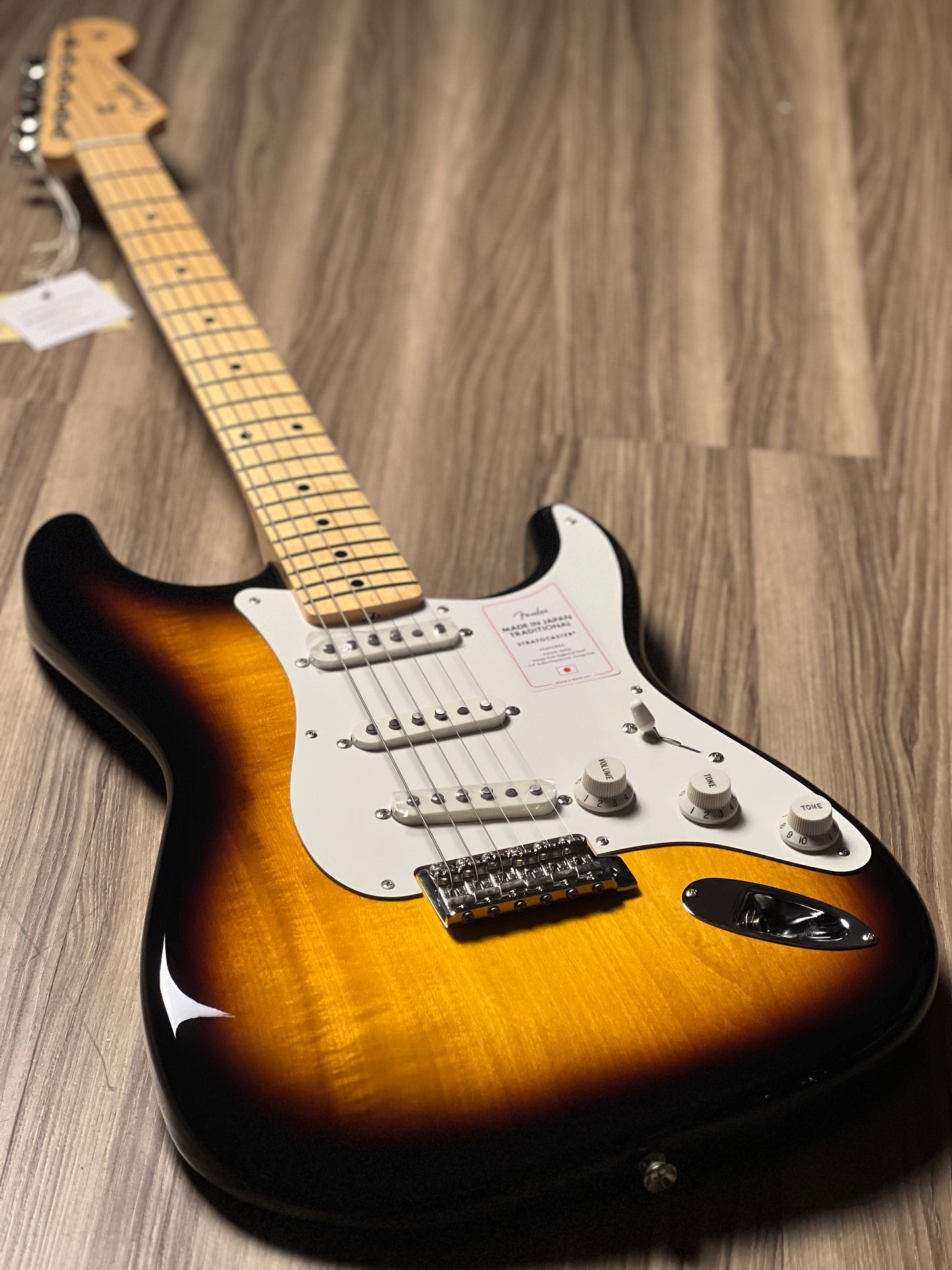 Fender Japan Traditional II 50s Stratocaster พร้อม Maple FB ใน 2 Tone Sunburst