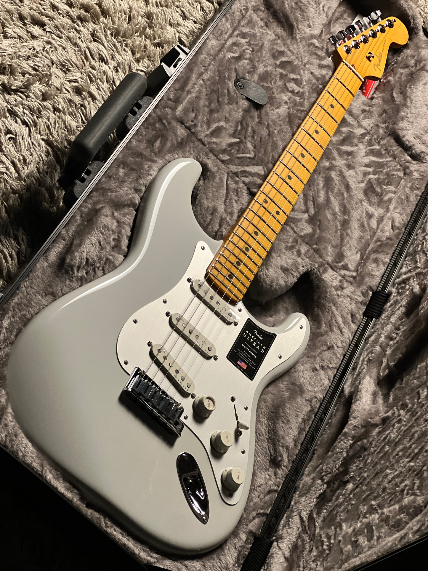 Fender American Ultra II Stratocaster with Maple FB in Avalanche US240014152