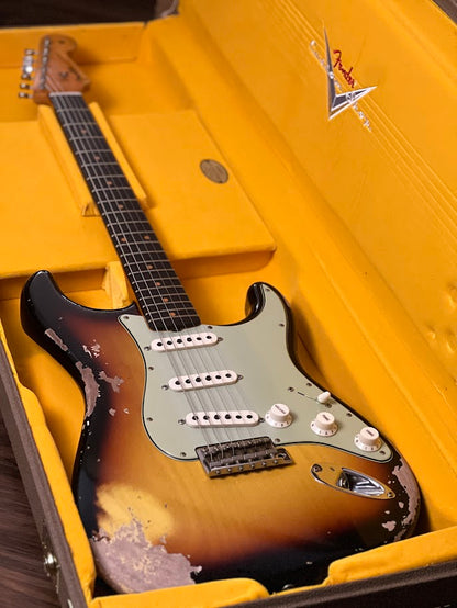 Fender Custom Shop 1961 Stratocaster Heavy Relic Super Faded Aged 3-Tone Sunburst CZ568799