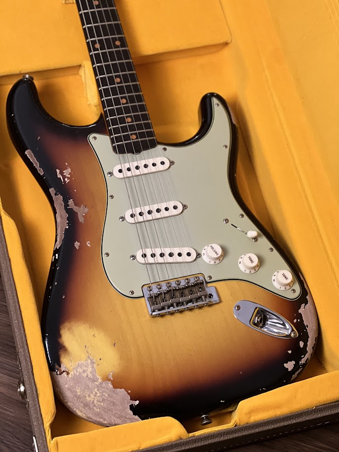 Fender Custom Shop 1961 Stratocaster Heavy Relic Super Faded Aged 3-Tone Sunburst CZ568799