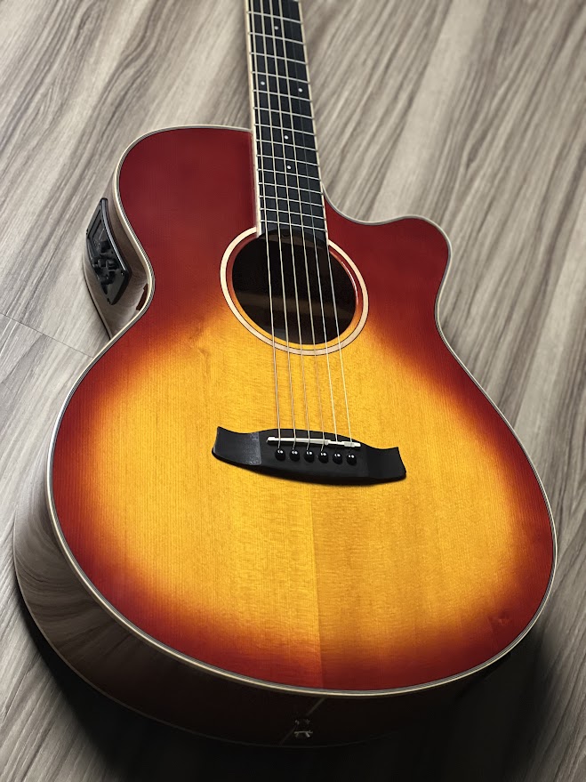 Tanglewood TW4E SB Winterleaf Super Folk in Thru Red Gloss