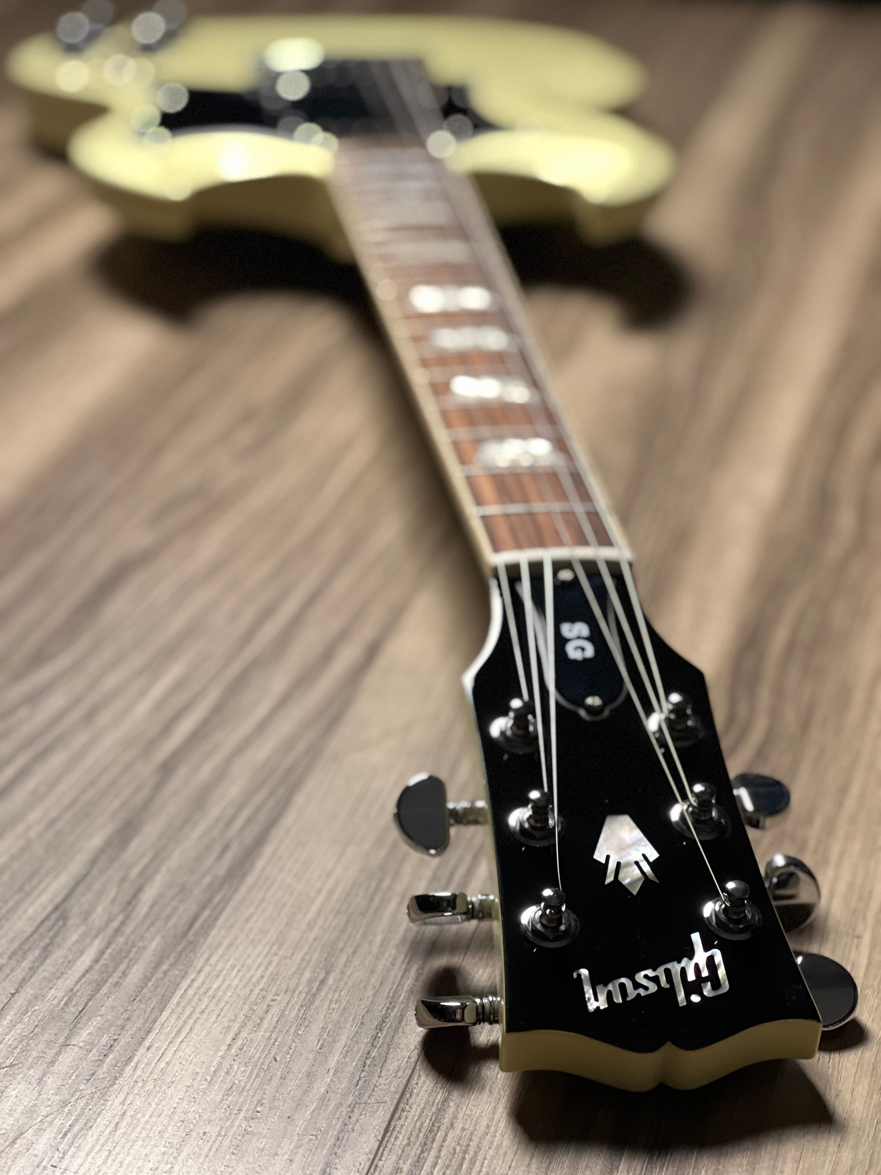 Gibson SG Standard Classic In White w/Case – nafiriguitar.com