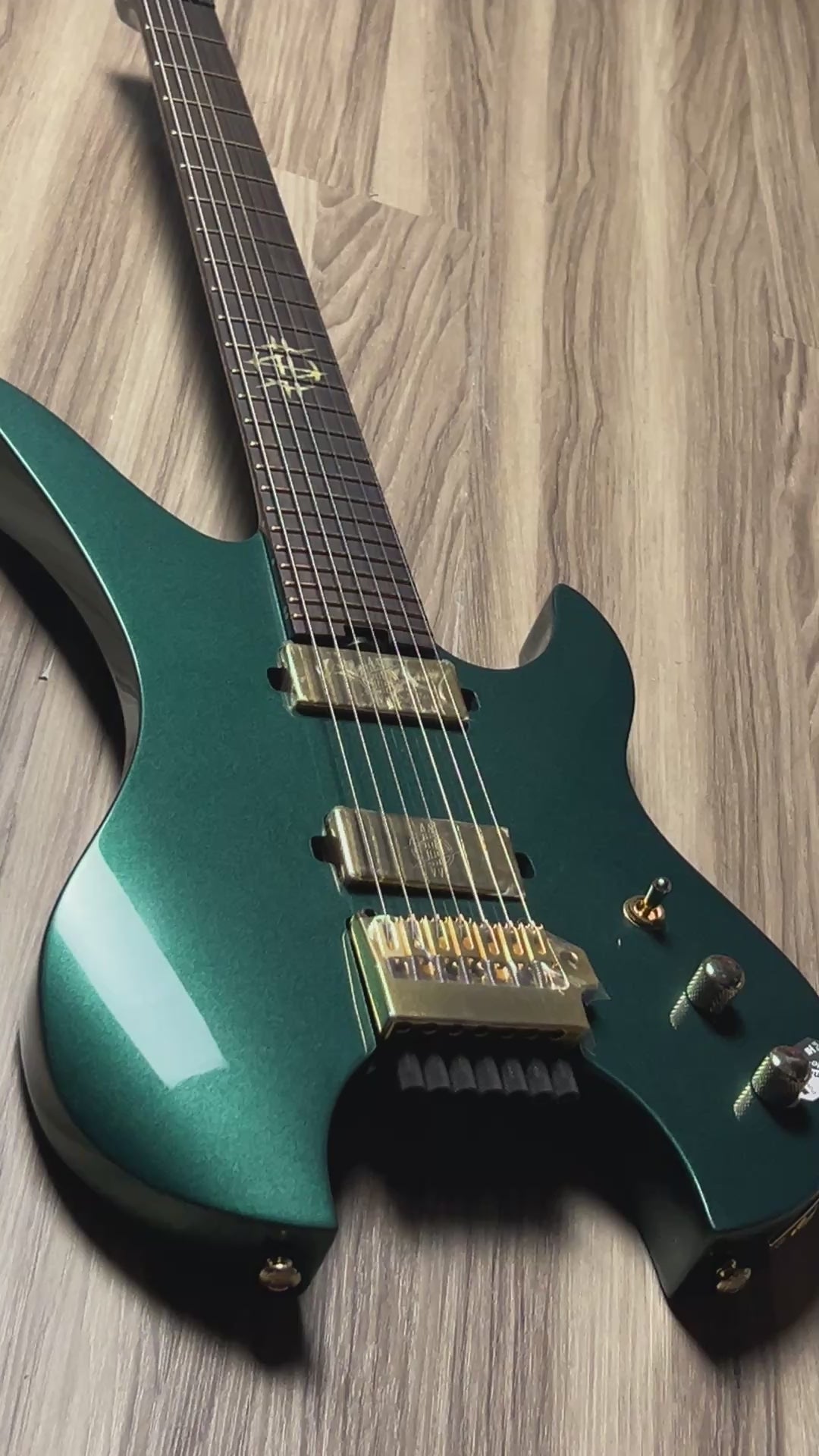 Schecter Synyster Gates Custom-7 TR Signature Headless in Oak