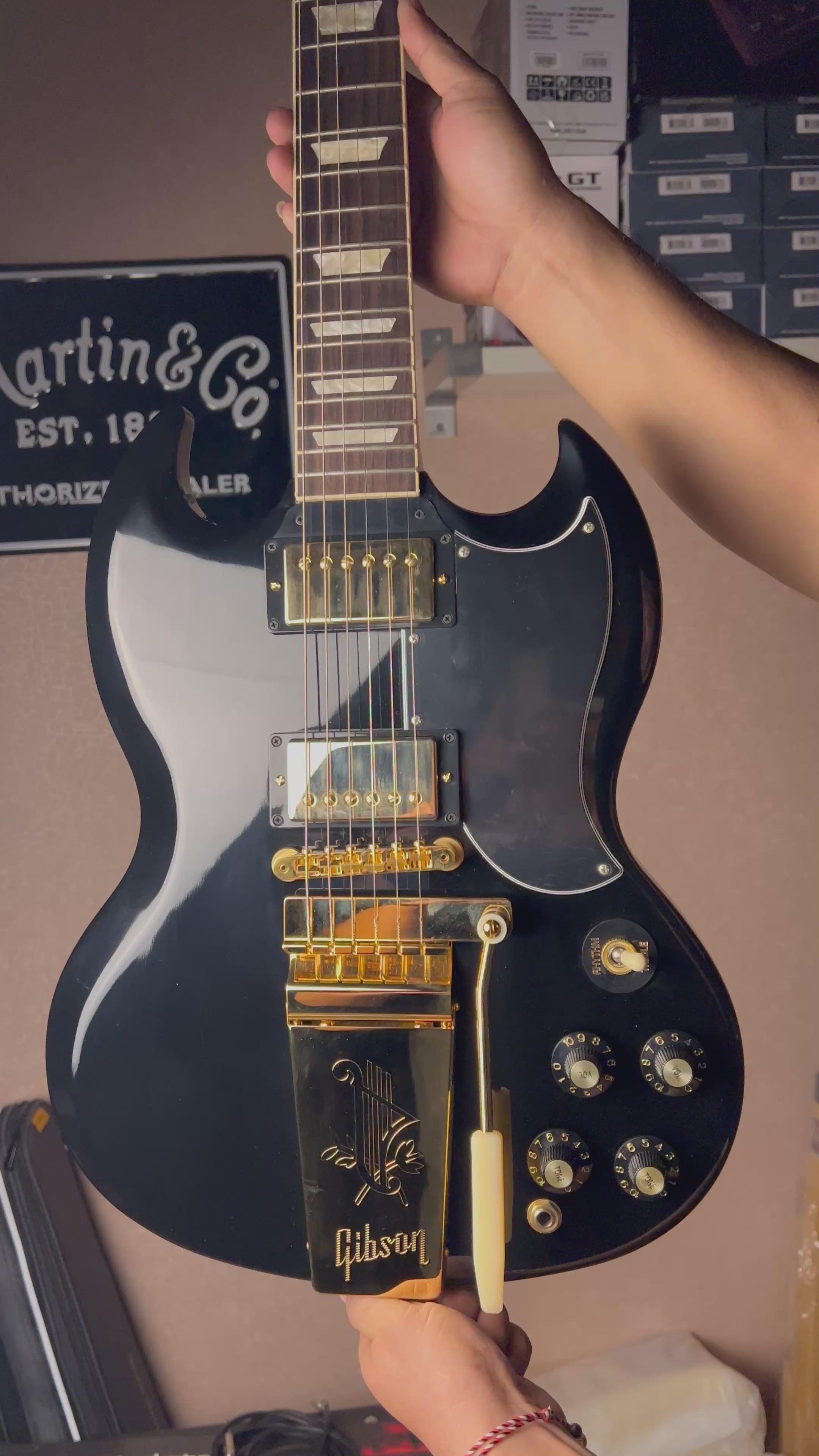 Gibson SG Standard '61 Maestro Vibrola T-Type in Ebony w/Case