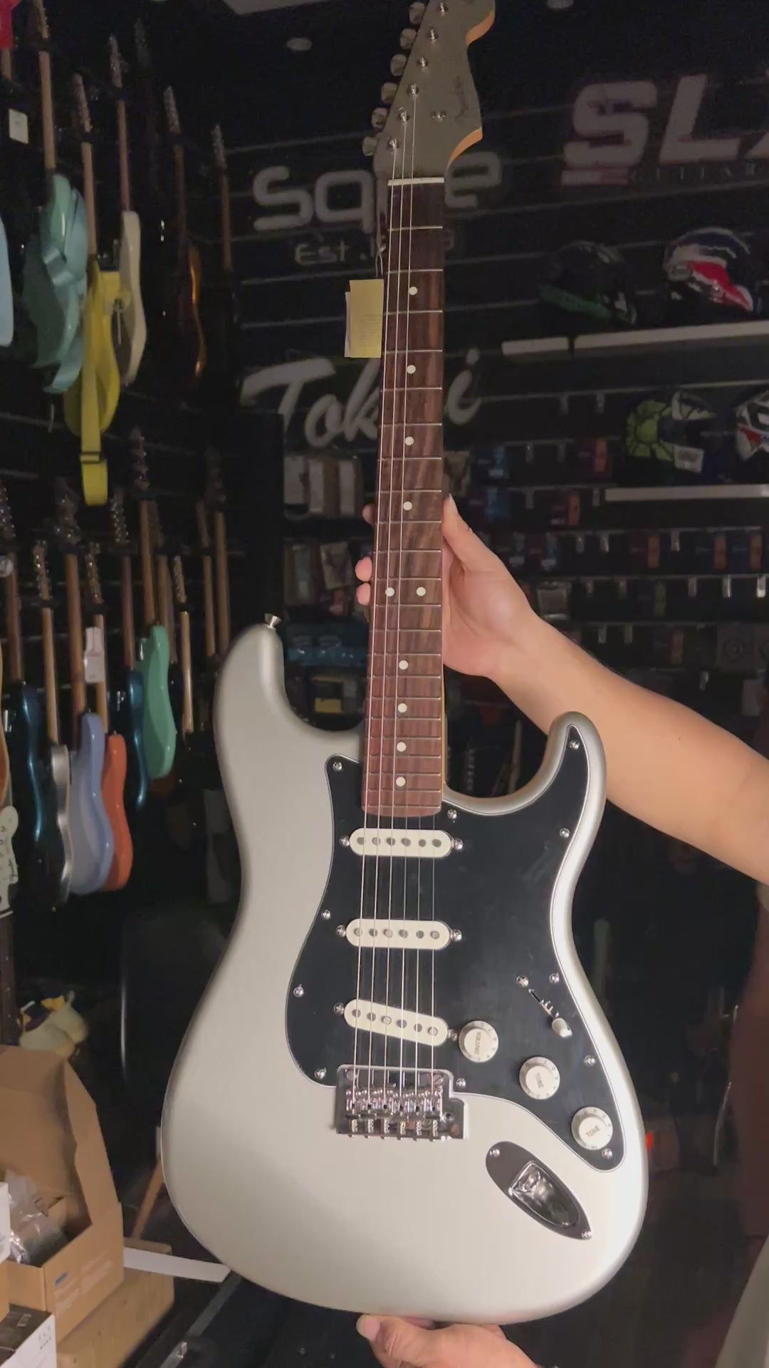 Fender Stratocaster シルバー in Japan Made in Japan Hybrid II Stratocaster® HSS Limited Run Inca Silver